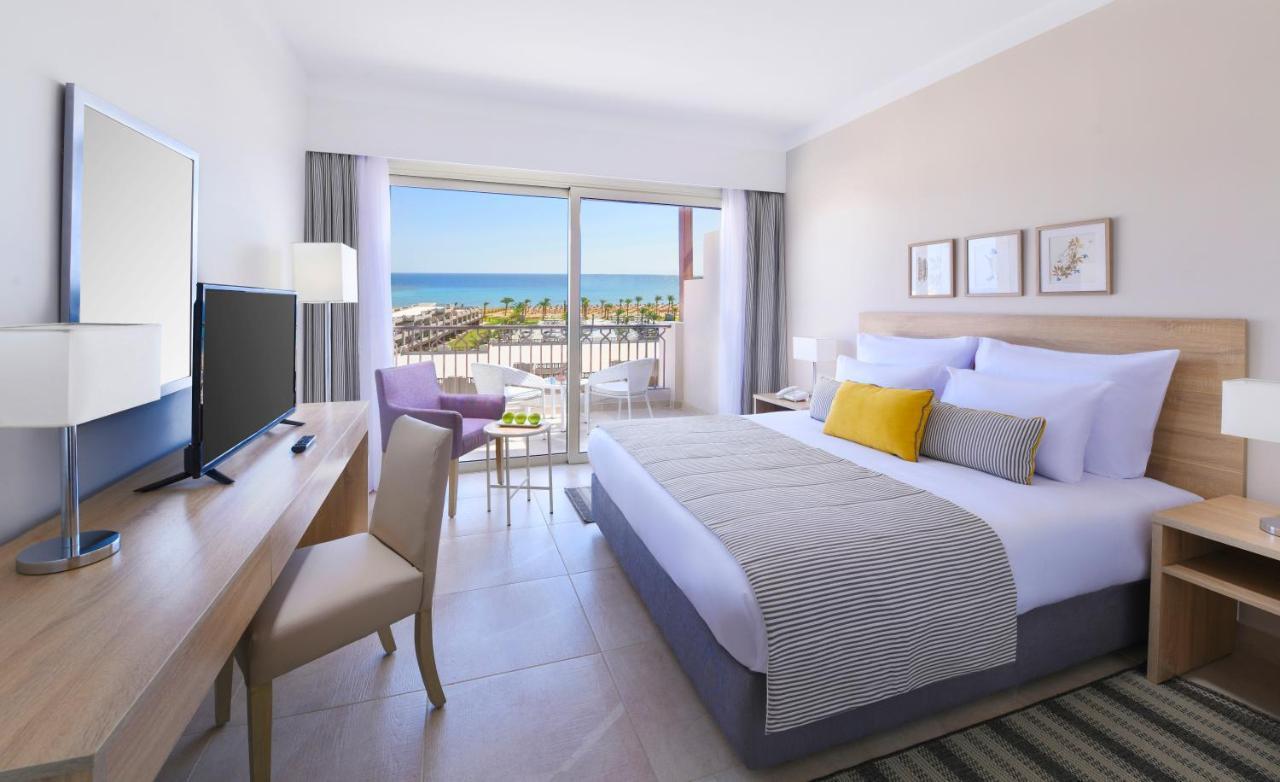 Hébergement Familial de Luxe avec Lit Queen-Size ou Lits Jumeaux - Vue sur Piscine et Mer