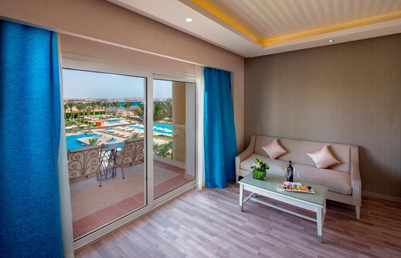 Suite Premium avec Jacuzzi - Vue sur Mer et Piscine - Forfait VIP