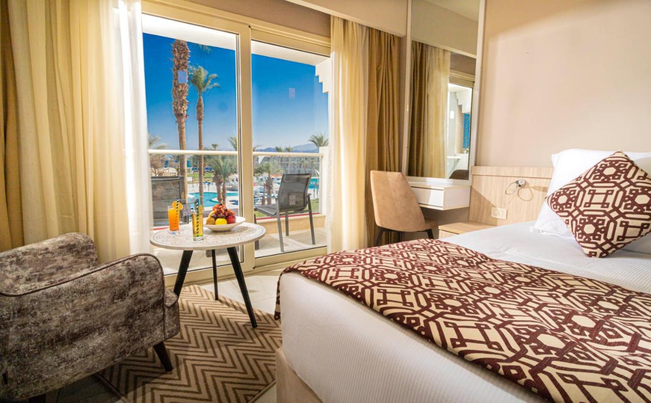 Chambre Double ou Lits Jumeaux Supérieure - Vue sur Piscine