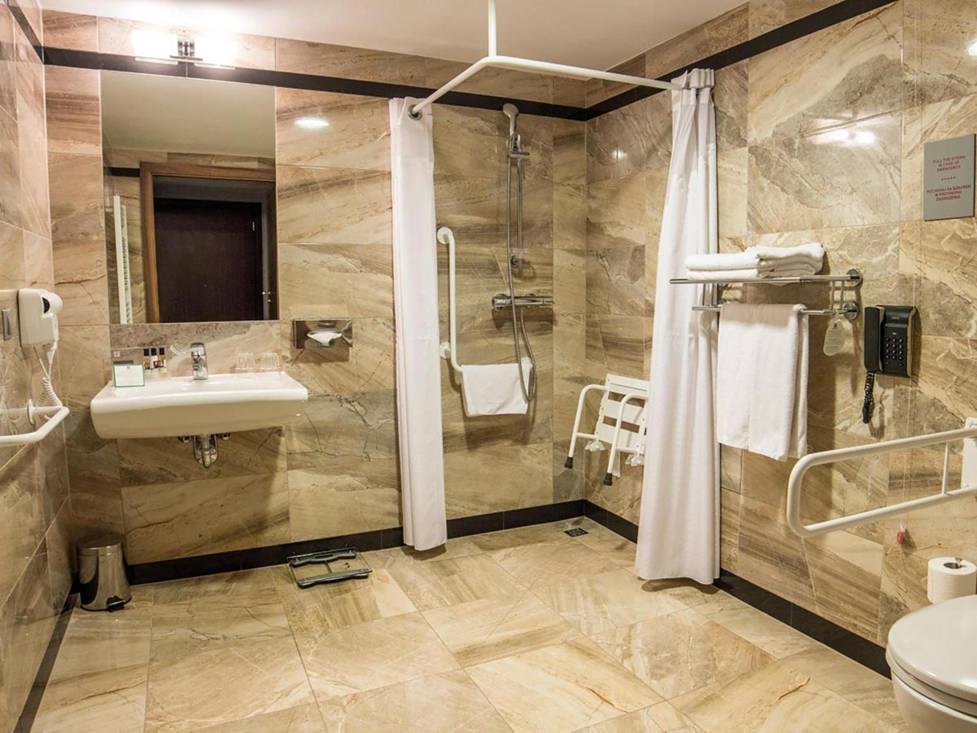 Chambre Lit Queen-Size Standard - Accessible aux Personnes à Mobilité Réduite