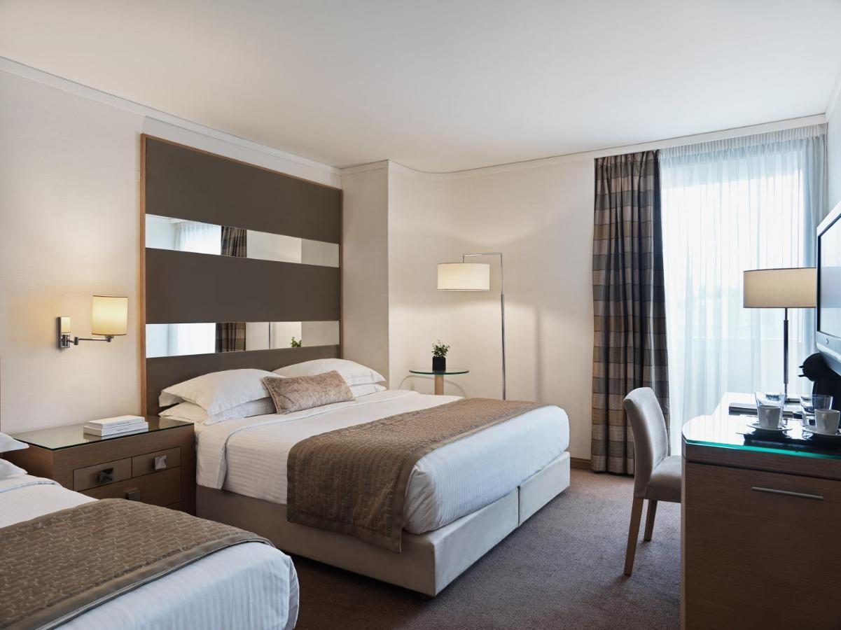 Chambre Triple Supérieure avec Vue sur la Piscine