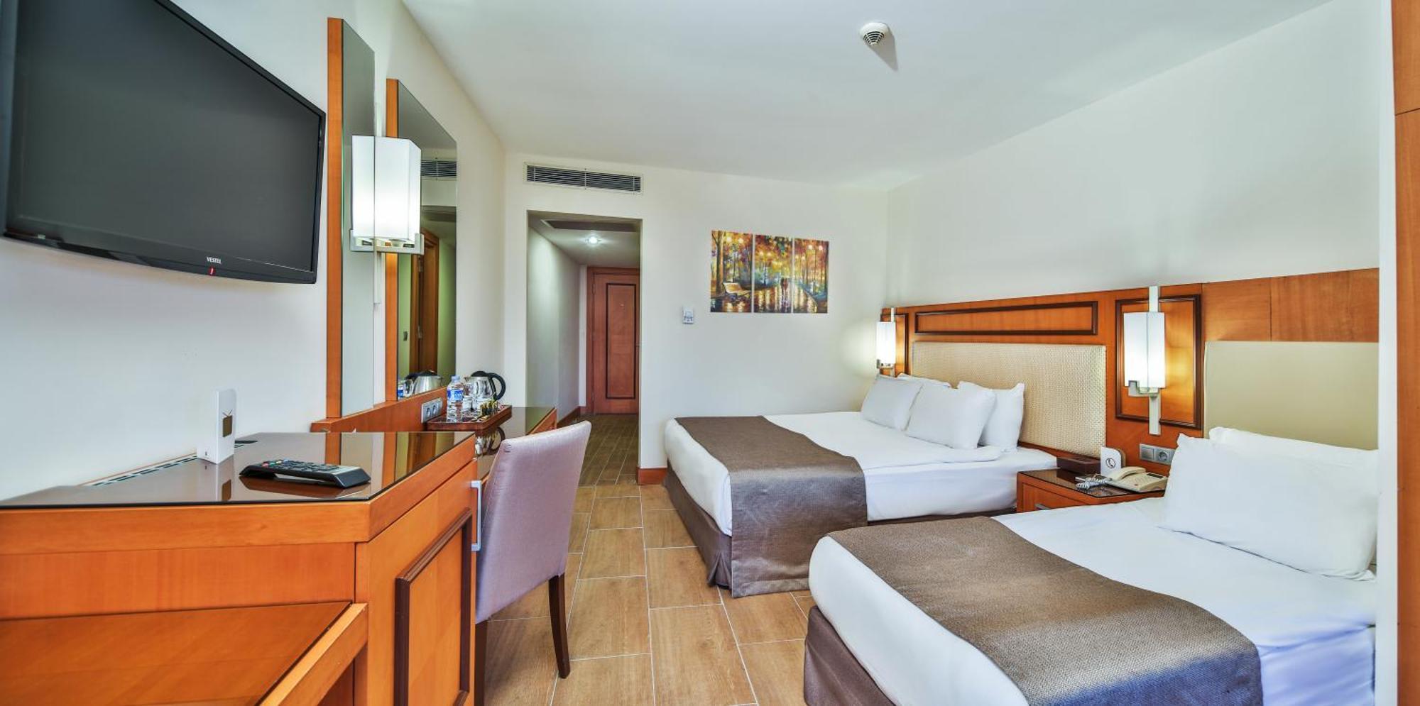 Chambre Double ou Lits Jumeaux Standard avec Vue Latérale sur la Mer