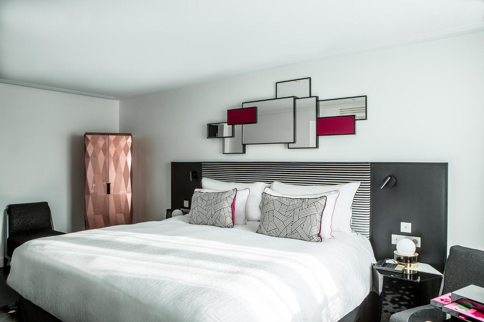 Deluxe Double Room with Eiffel Tower view,1215116344:JPEG