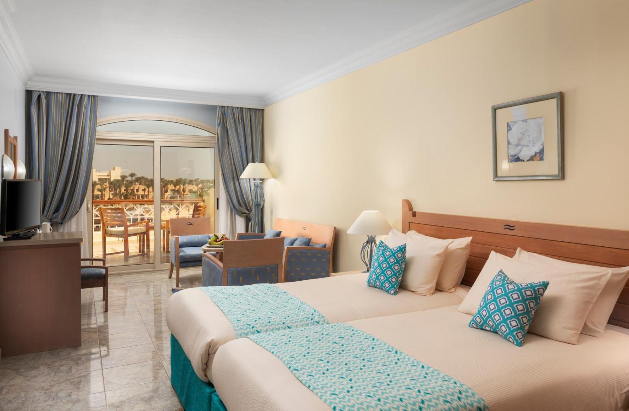 Chambre Triple Supérieure avec Vue sur la Piscine