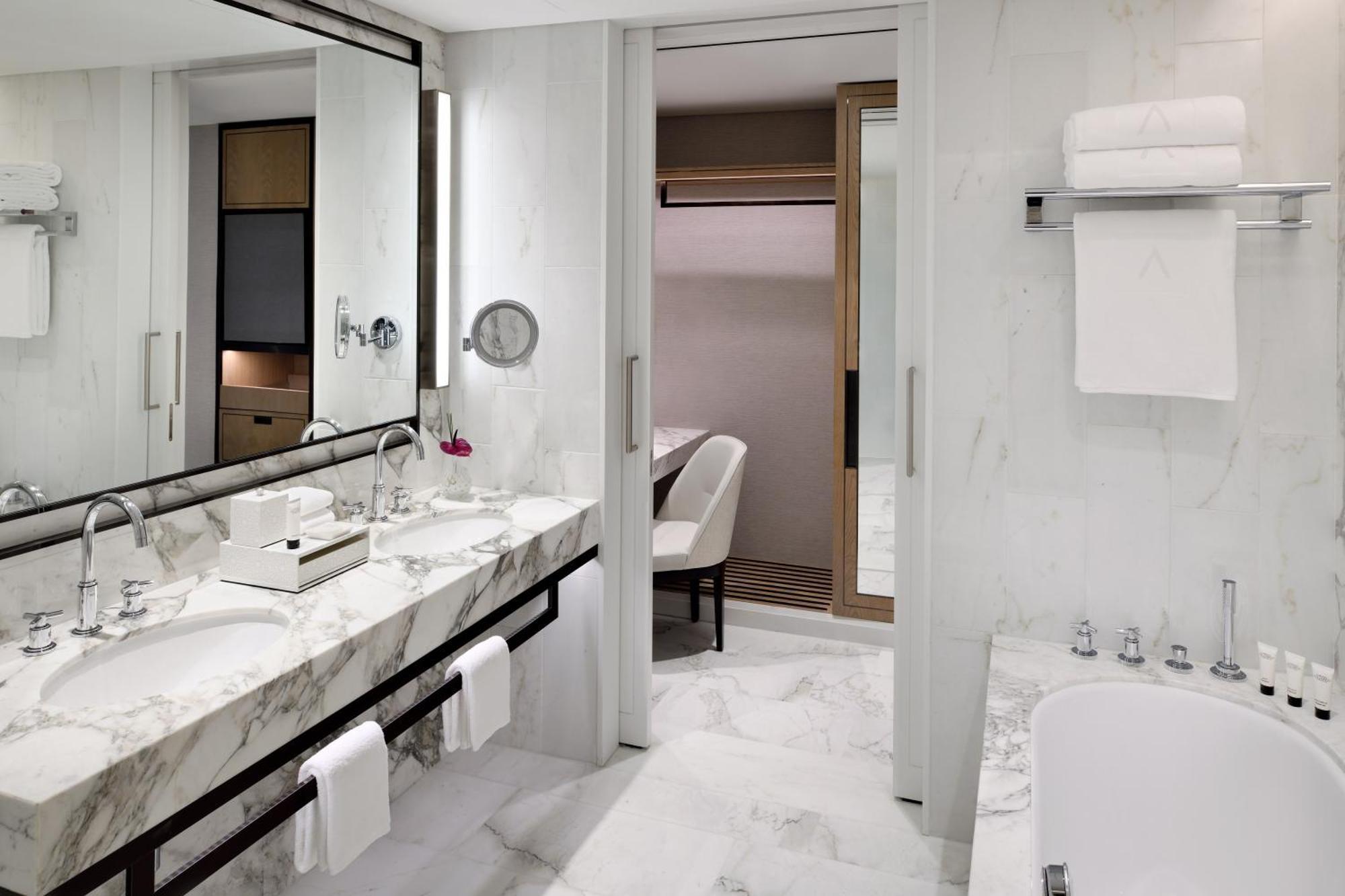 Chambre Club - Vue Centre-Ville - Accès au Salon