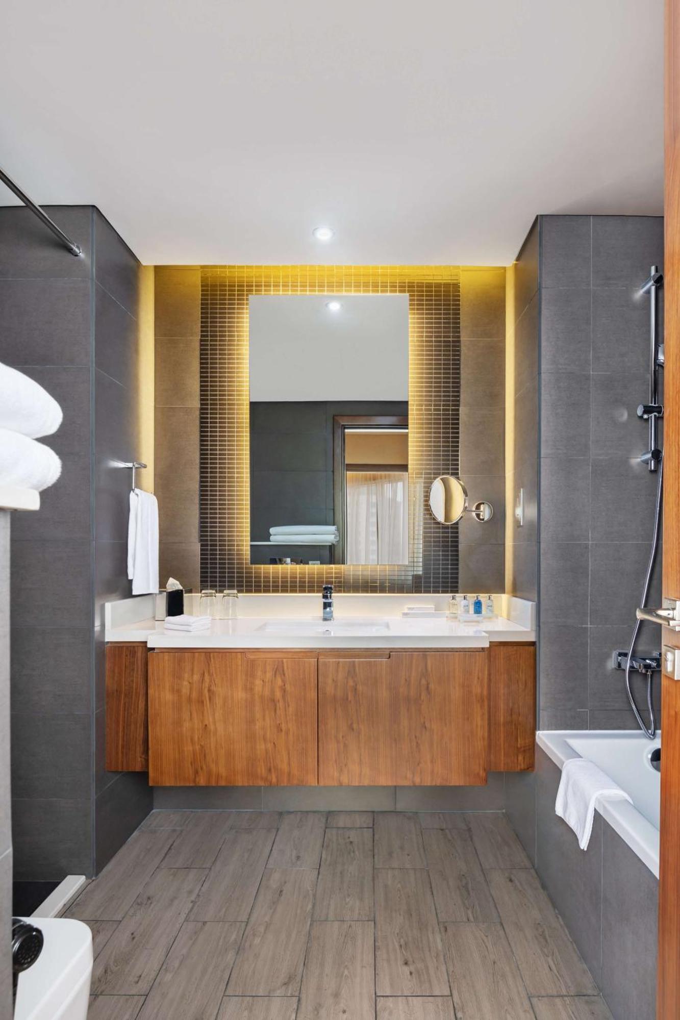 Suite 1 Chambre avec Accès au Salon - Vue sur Canal