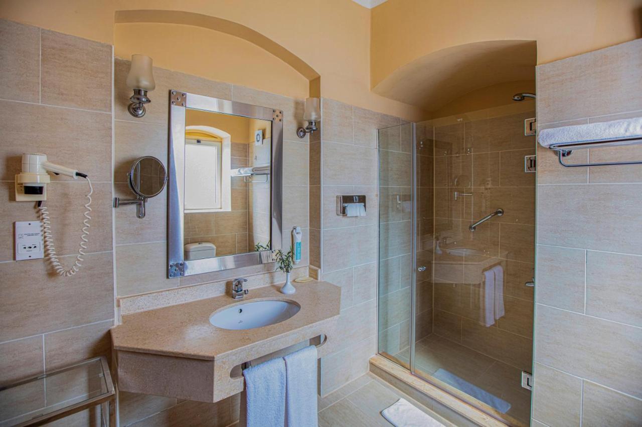 Hébergement Lit Queen-Size ou Lits Jumeaux Supérieur - Vue sur Piscine