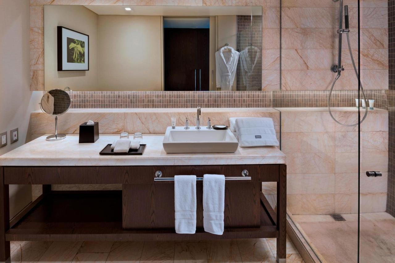 Club lounge access, Guest room, 1 King, High floor