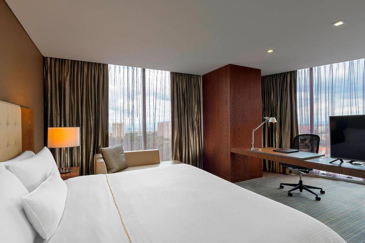 Suite Premium 1 Chambre Lit King-Size avec Accès au Salon Club