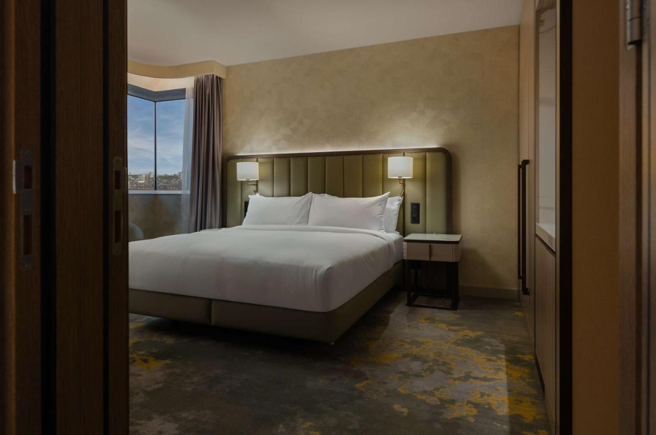 Chambre Lit King-Size avec Douche Accessible en Fauteuil Roulant - Accessible aux Personnes à Mobilité Réduite