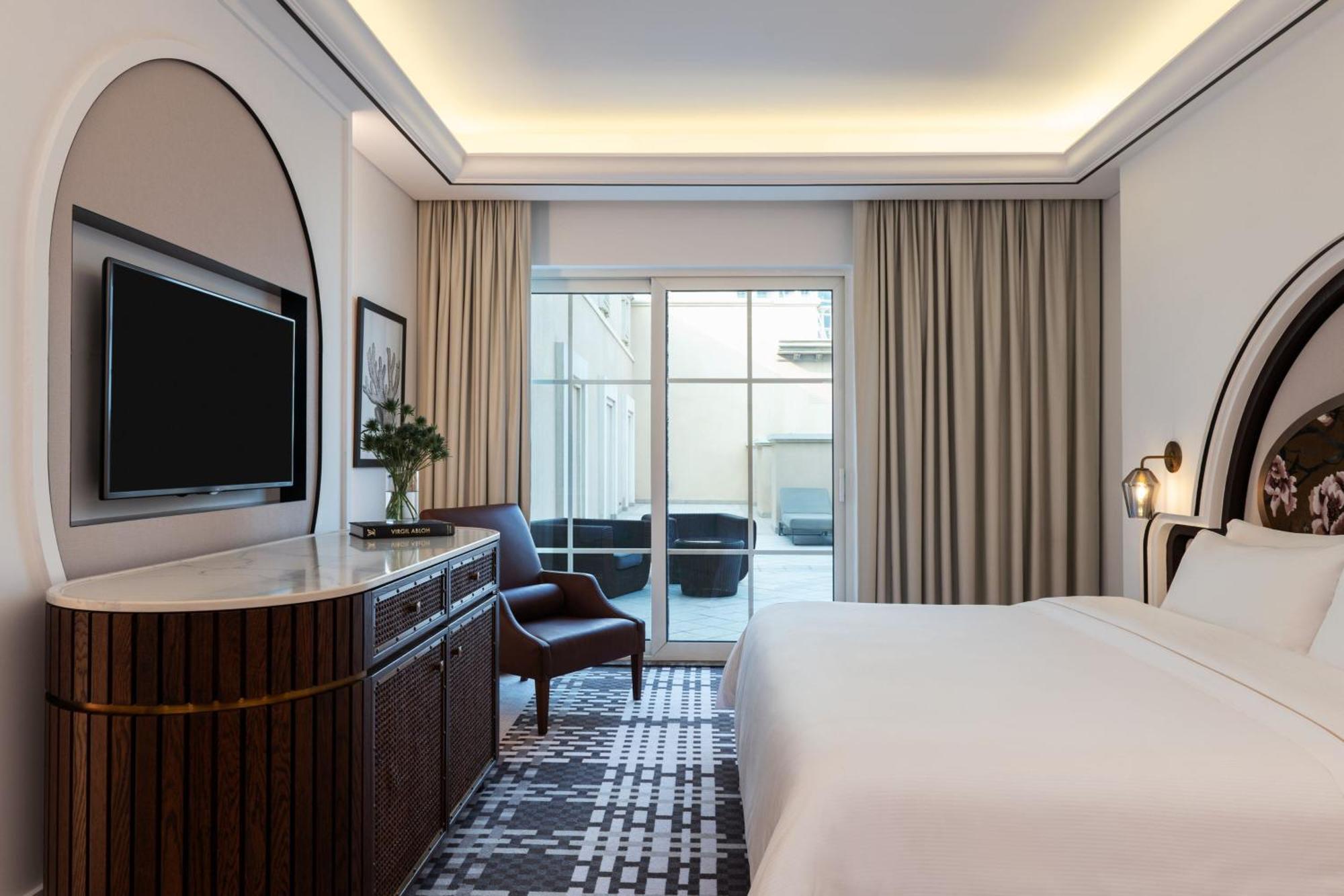Donnant sur la mer, cette Suite Deluxe avec 1 lit king-size comprend un balcon, un salon séparé et un canapé-lit. Vous profiterez du petit-déjeuner, de transferts aéroport depuis/vers l’Aéroport de Dubaï et d’un accès au parc aquatique Jungle