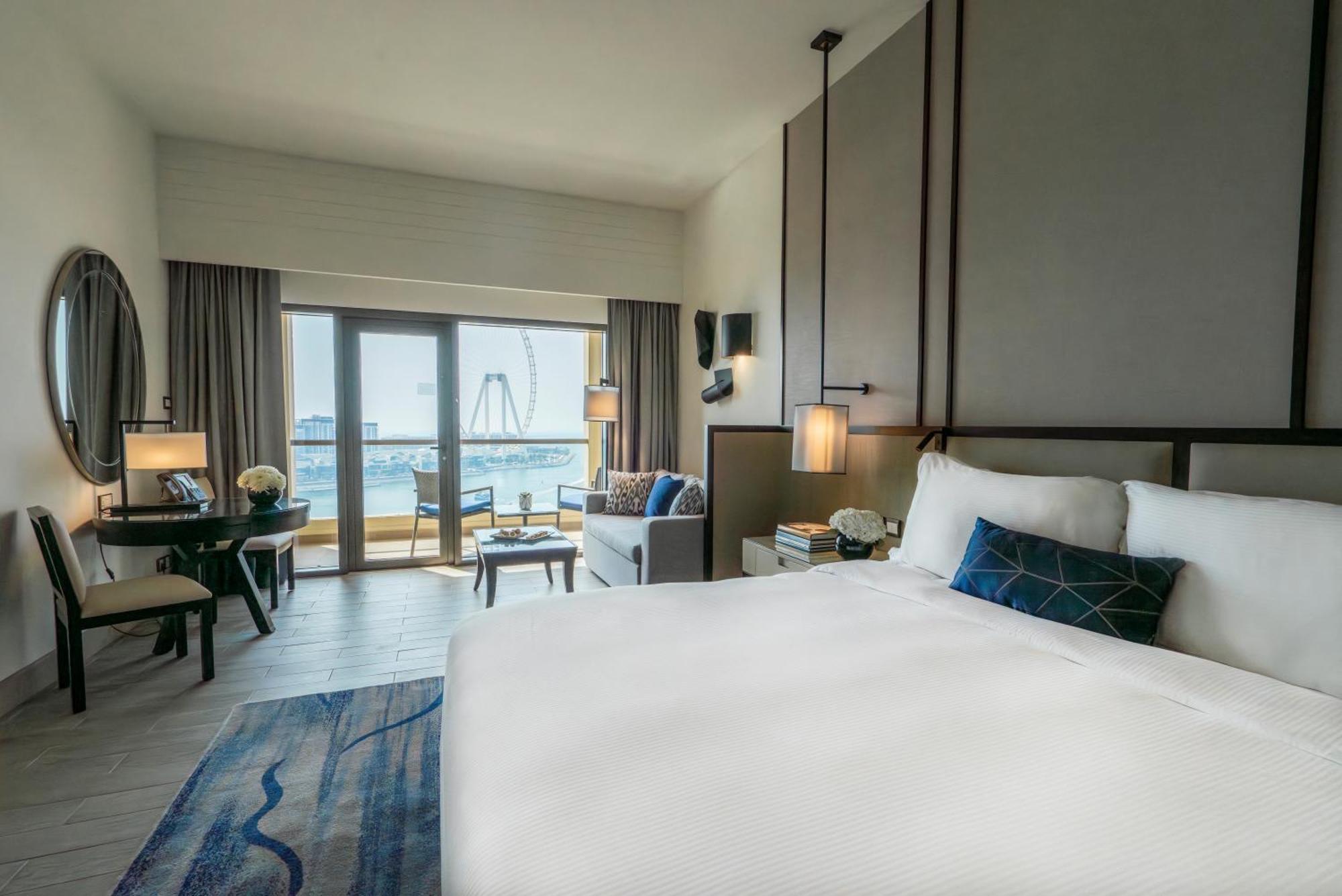 Chambre Lit King-Size avec Balcon - Vue sur Mer et Grande Roue Ain Dubai