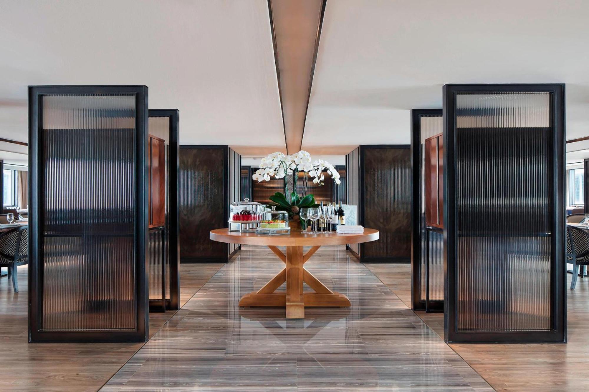Grand Marquis Suite M Club lounge access 1 Bedroom Executive Suite 1 King,1625554786:JPEG
