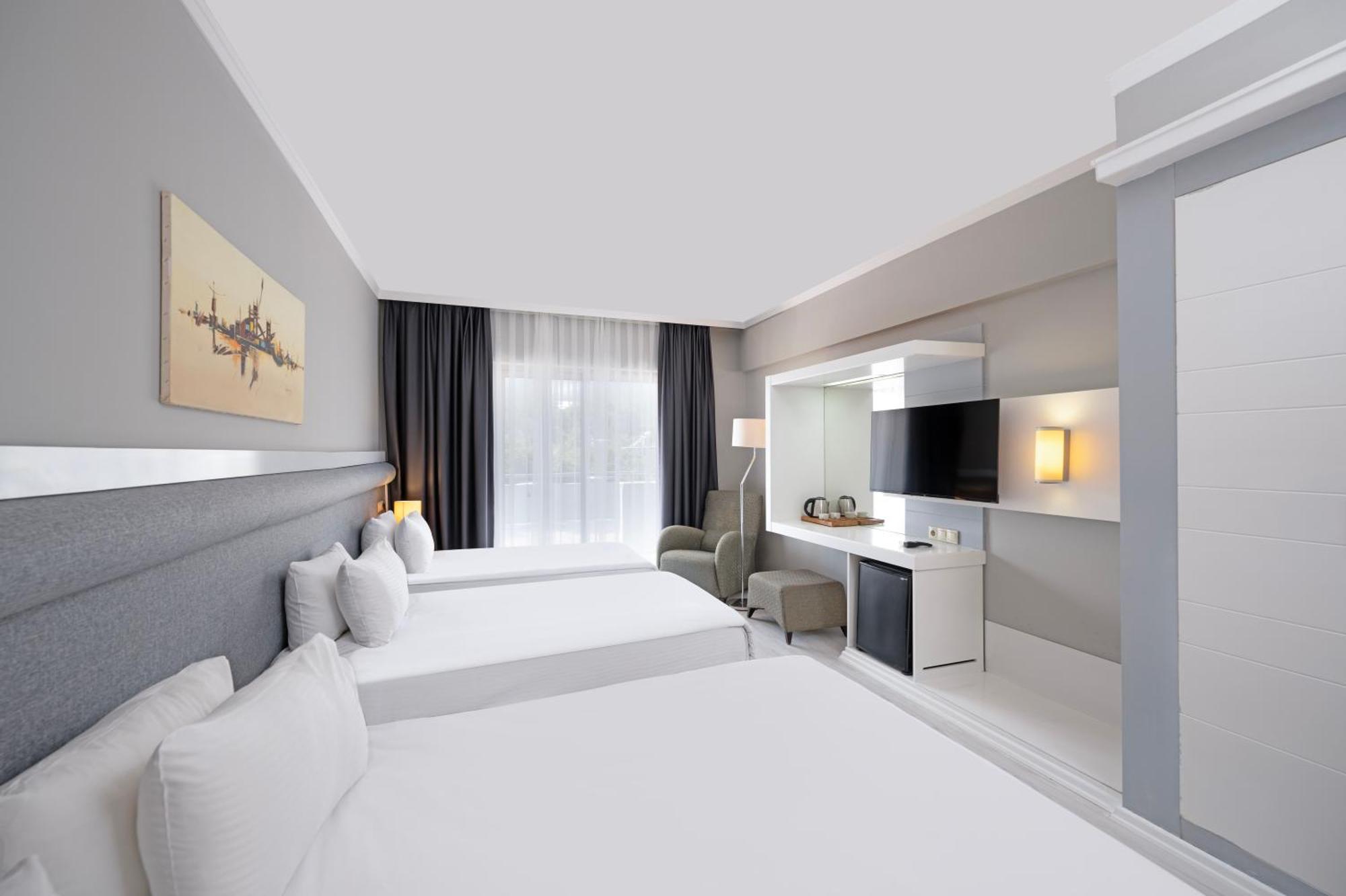 Chambre Familiale - Vue sur Piscine