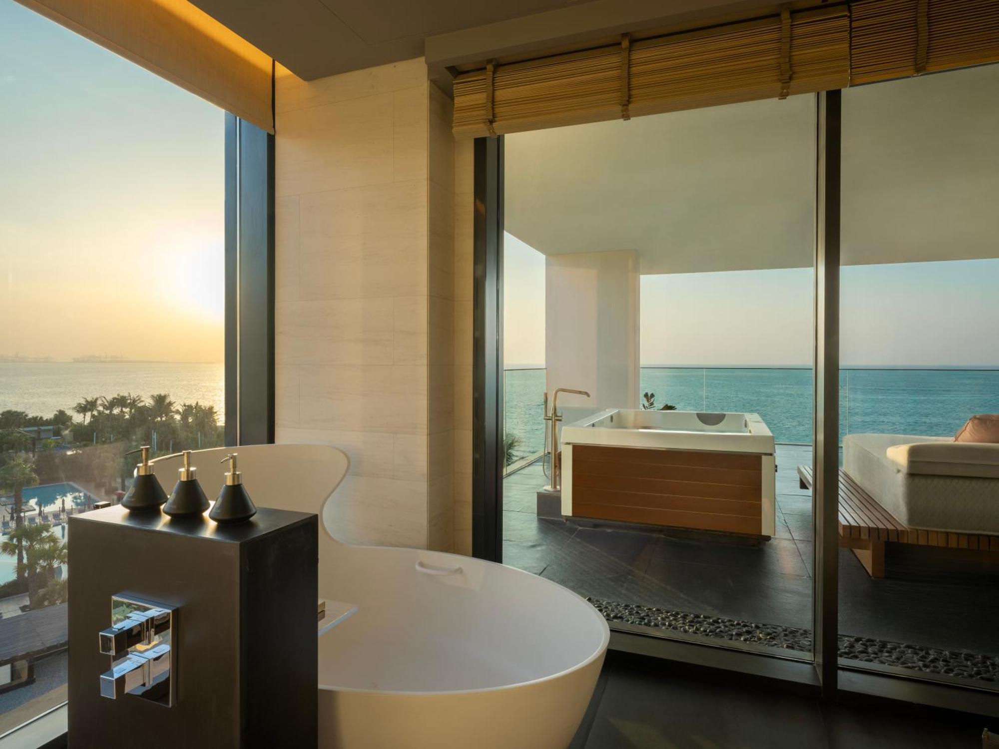 Suite Présidentielle 3 Chambres - Majordome Dédié, Petit-Déjeuner à l’Alizée ou Repas en Chambre, Apéritif Quotidien au Coucher du Soleil Servi dans la Suite, Transfert Aéroport Aller-Retour et Expérience Forêt Tropicale Gratuite Une Fois p