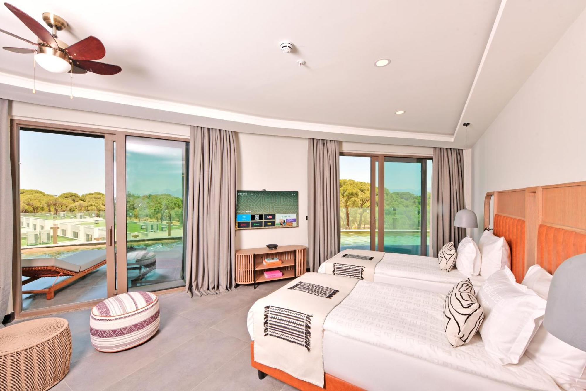 Suite d’Angle avec Accès Direct à la Piscine - Vue sur Mer