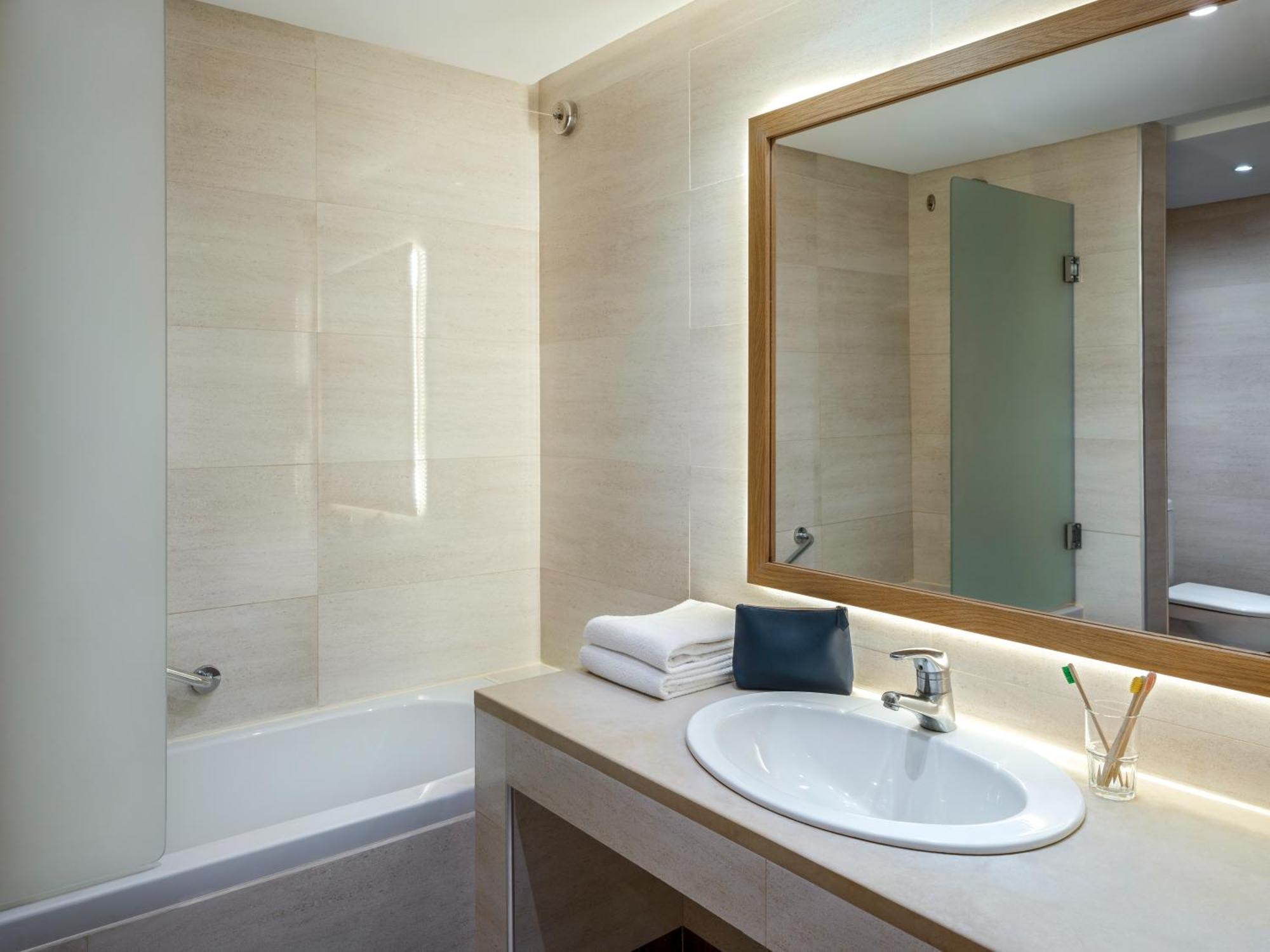 Chambre Double ou Lits Jumeaux de Luxe avec Accès Piscine