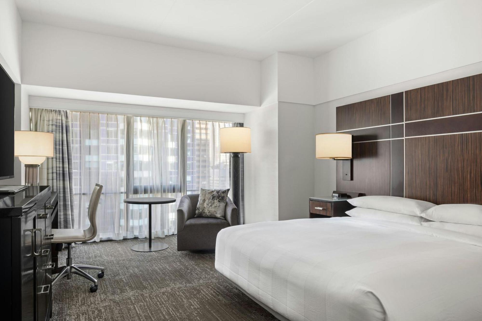 Chambre Lit King-Size avec Canapé-Lit (Sur Demande) et Douche Accessible en Fauteuil Roulant - Accessible aux Personnes à Mobilité Réduite