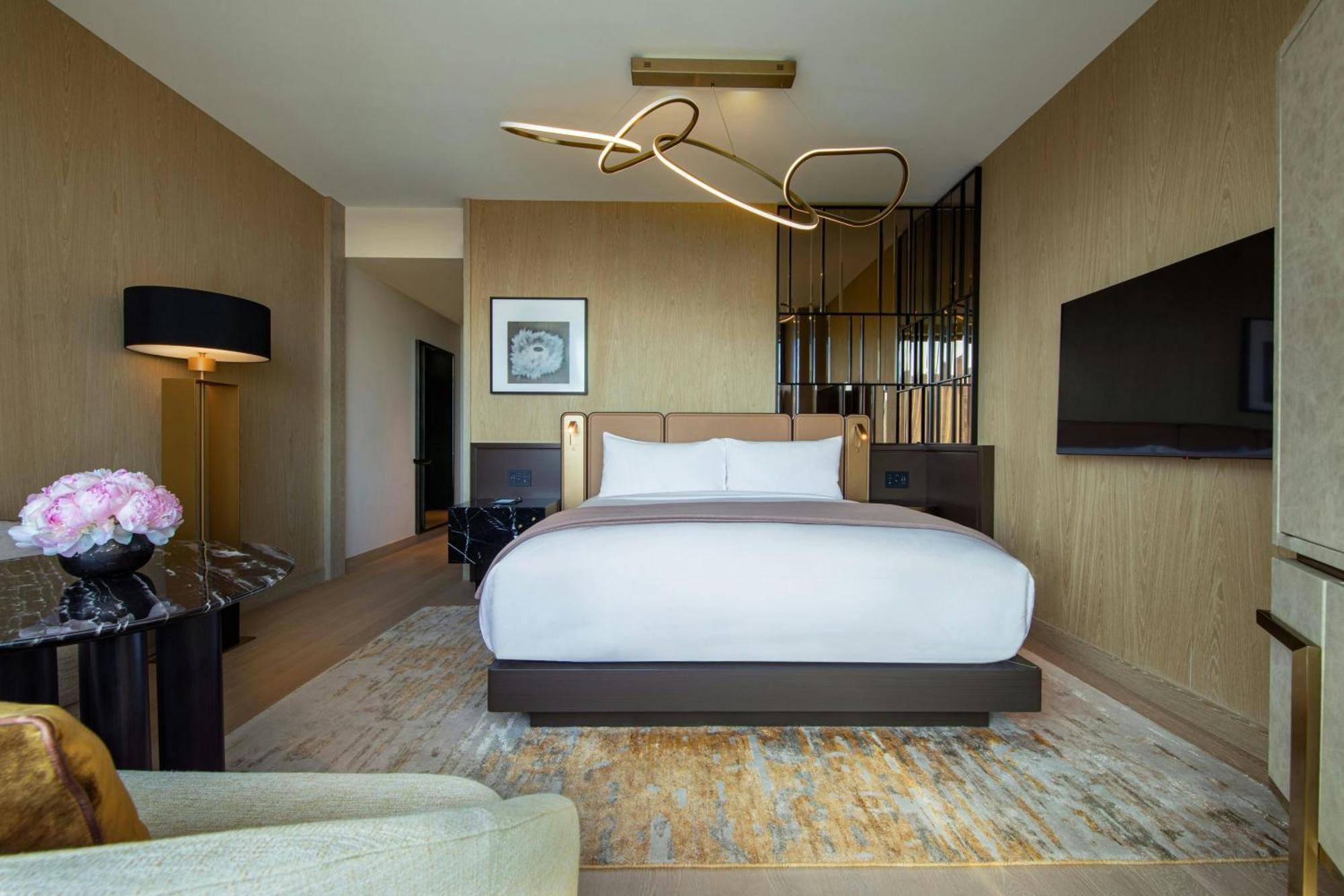 Chambre Lit King-Size Supérieure avec Baignoire Adaptée - Accessible aux Personnes à Mobilité Réduite