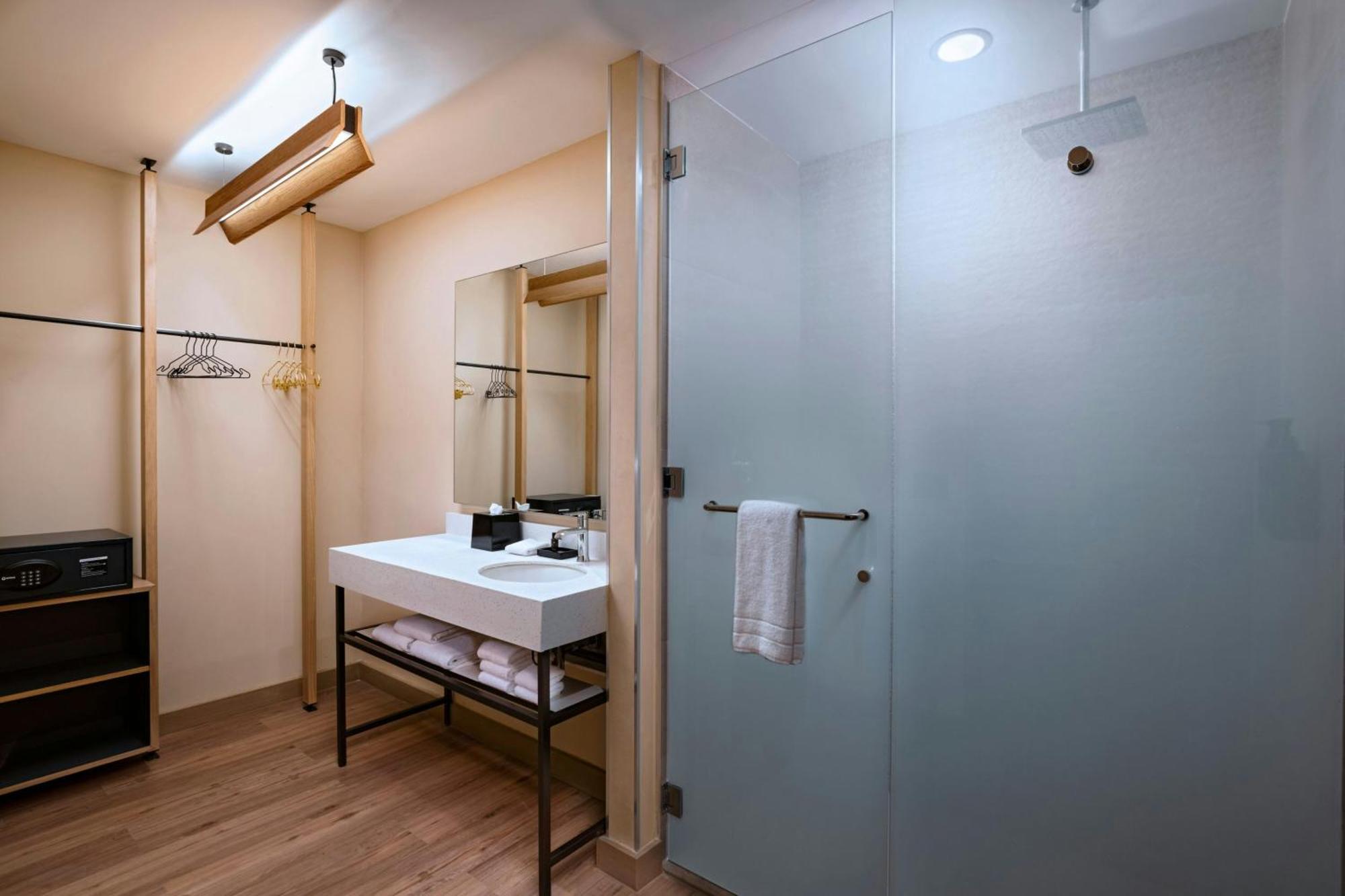 Suite Savvy avec 2 Lits Queen-Size et Balcon