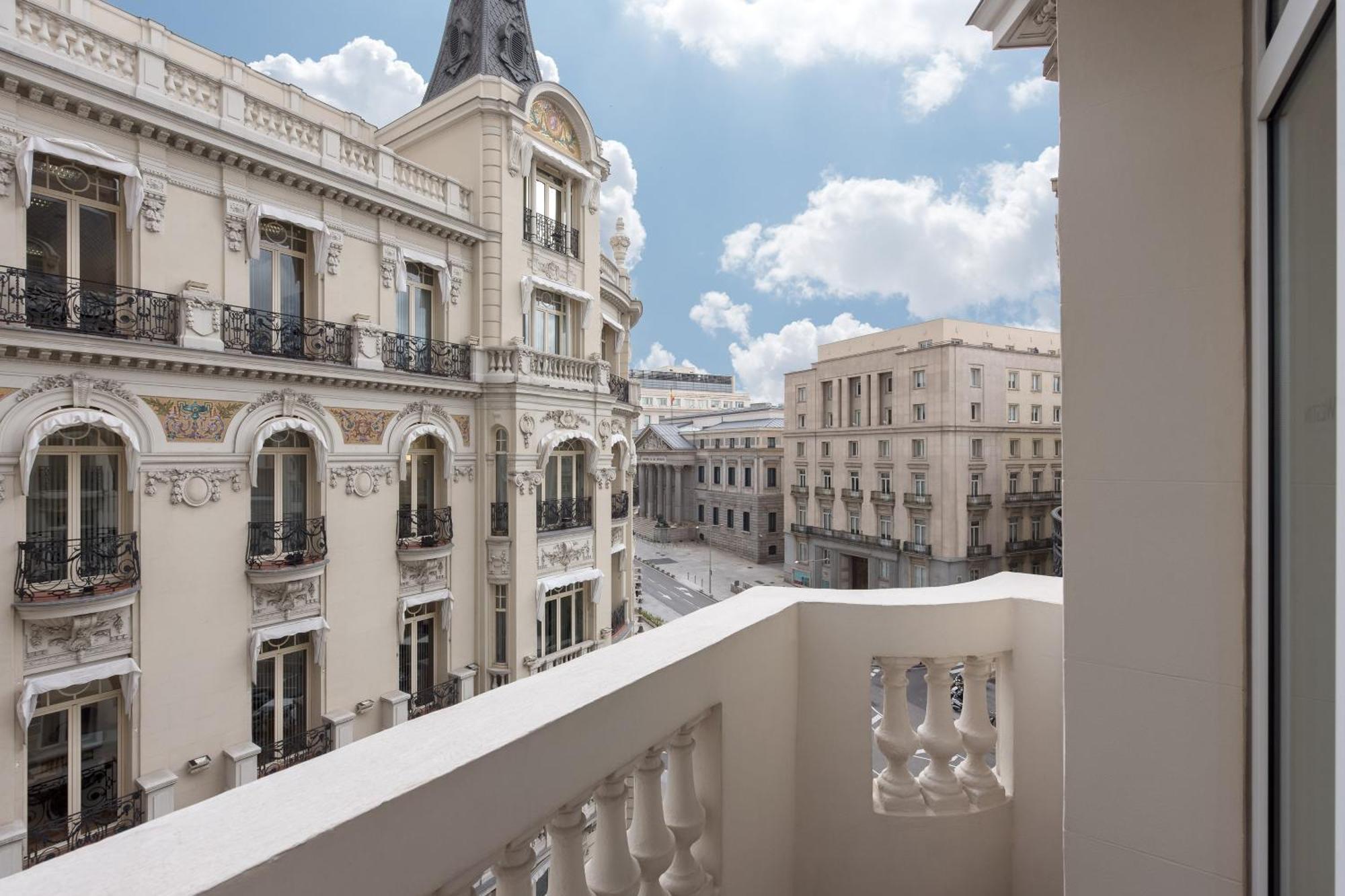 Chambre Lit King-Size Premium Cortes - Vue sur Parlement