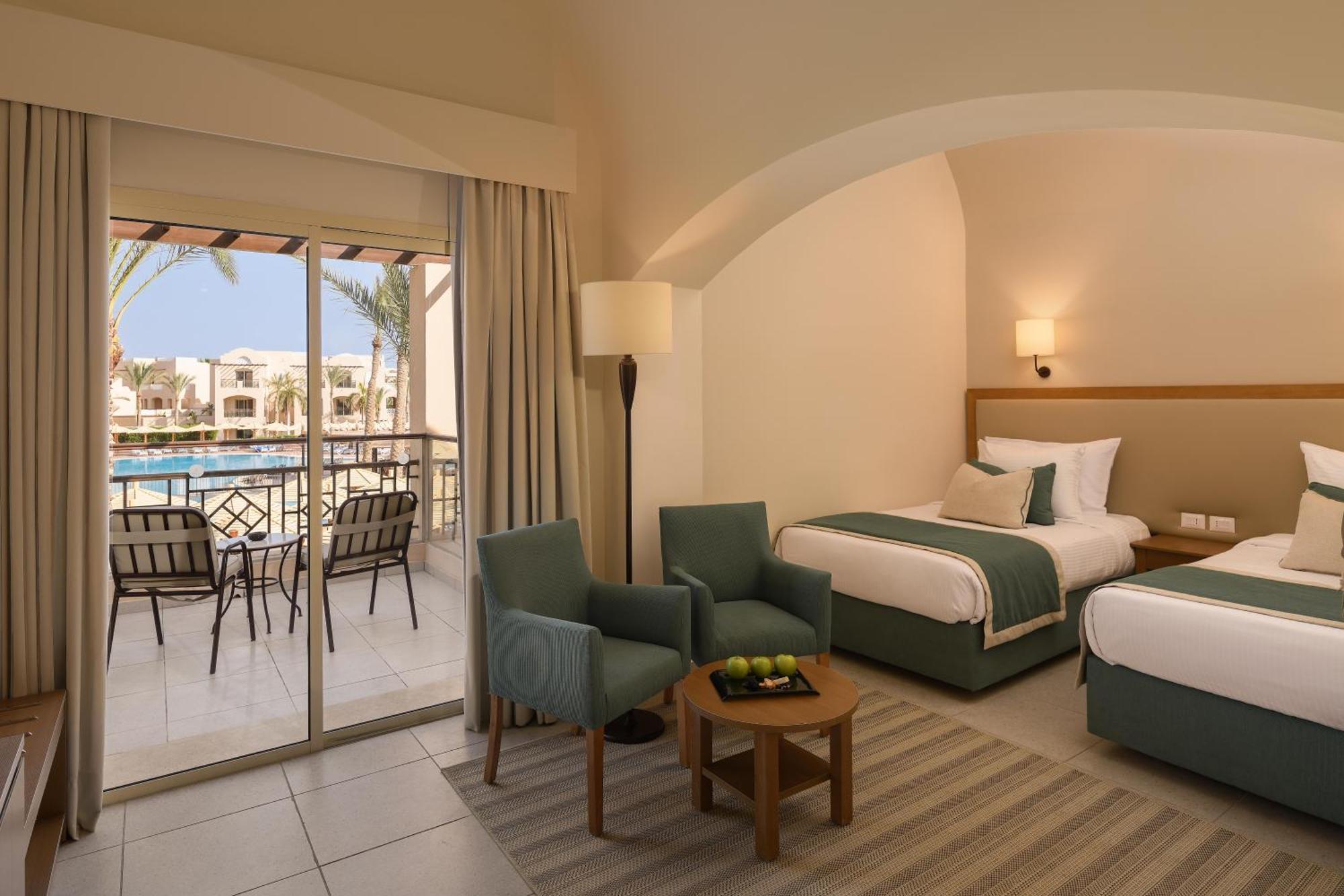 Chambre Supérieure lit queen-size ou lits jumeaux avec vue sur la piscine