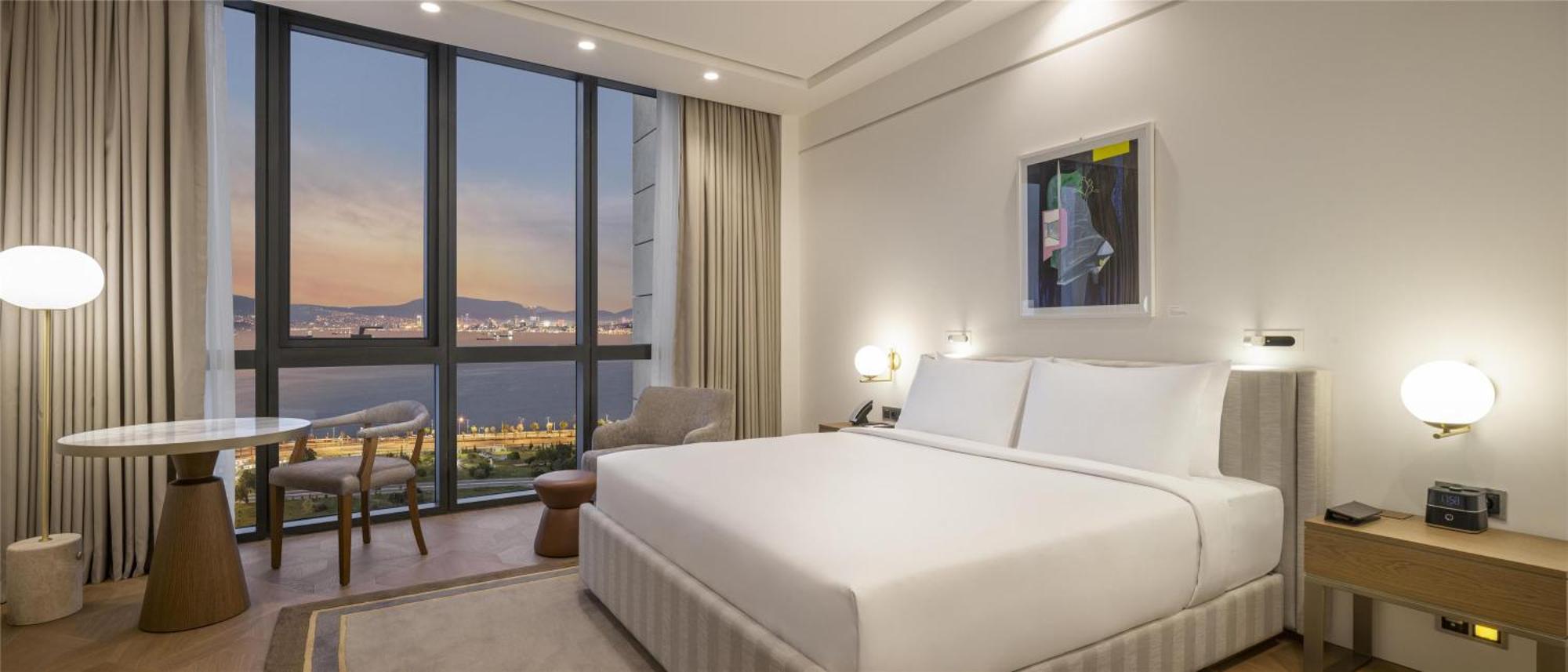 Chambre Lit King-Size Deluxe avec Balcon et Accès au Club