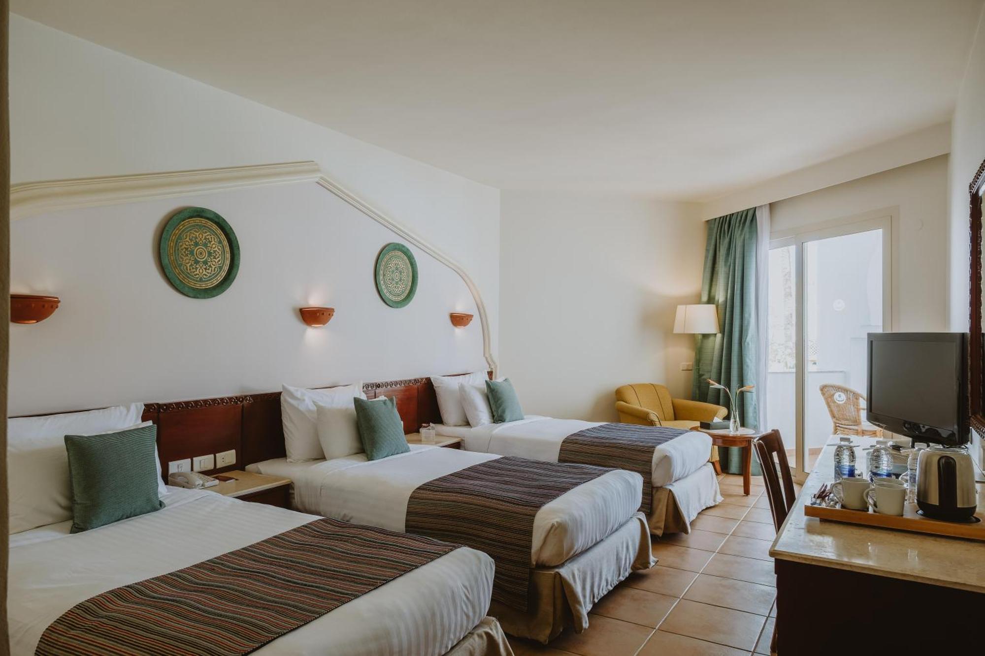 Chambre Triple Supérieure - Vue sur Piscine