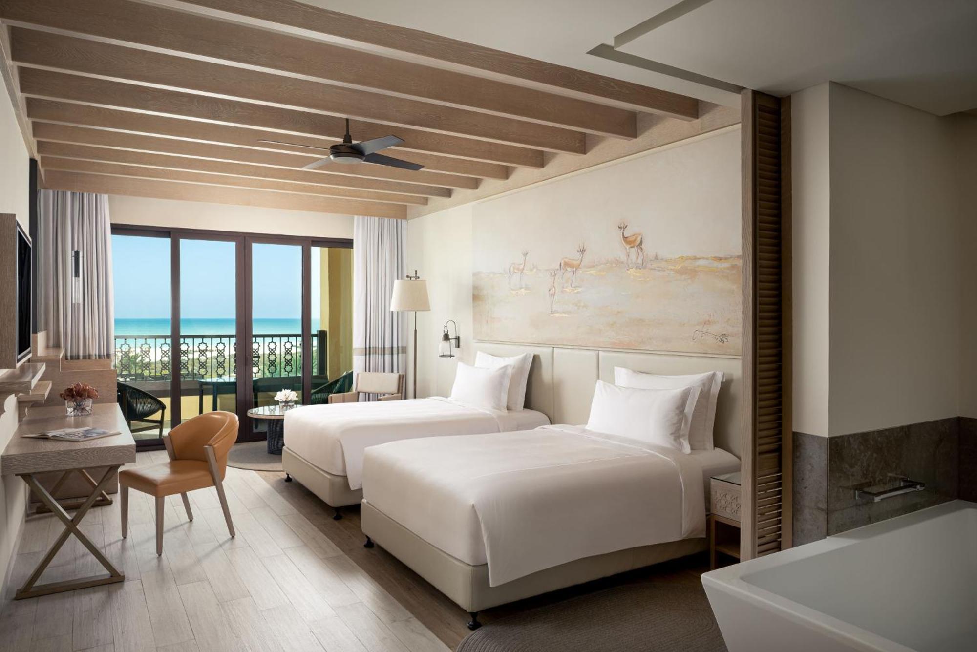 Chambre Lits Jumeaux avec Accès au Salon et Balcon - Vue sur Mer