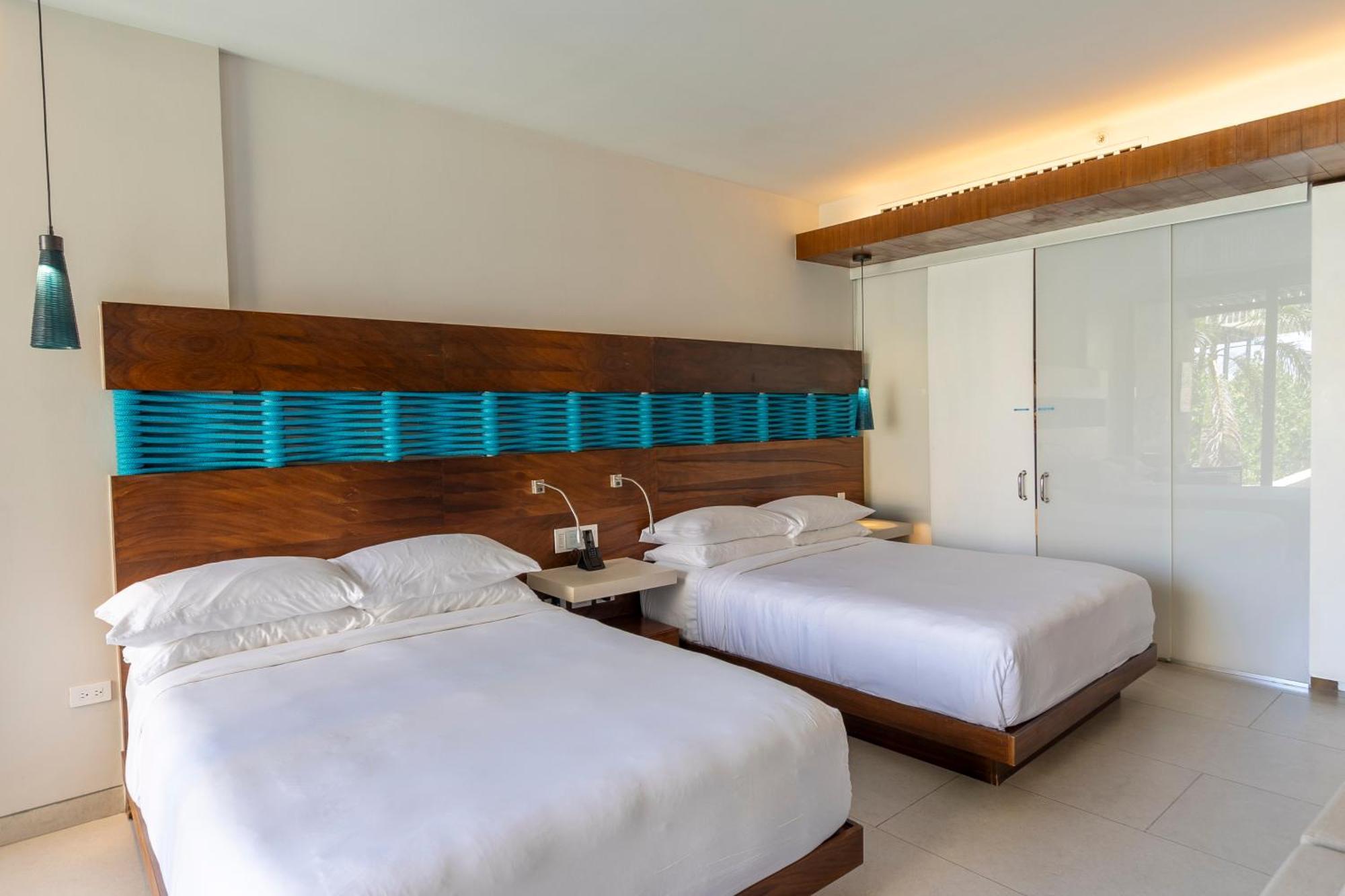 Hébergement Premium avec 2 Lits Queen-Size - Accès Direct à la Piscine