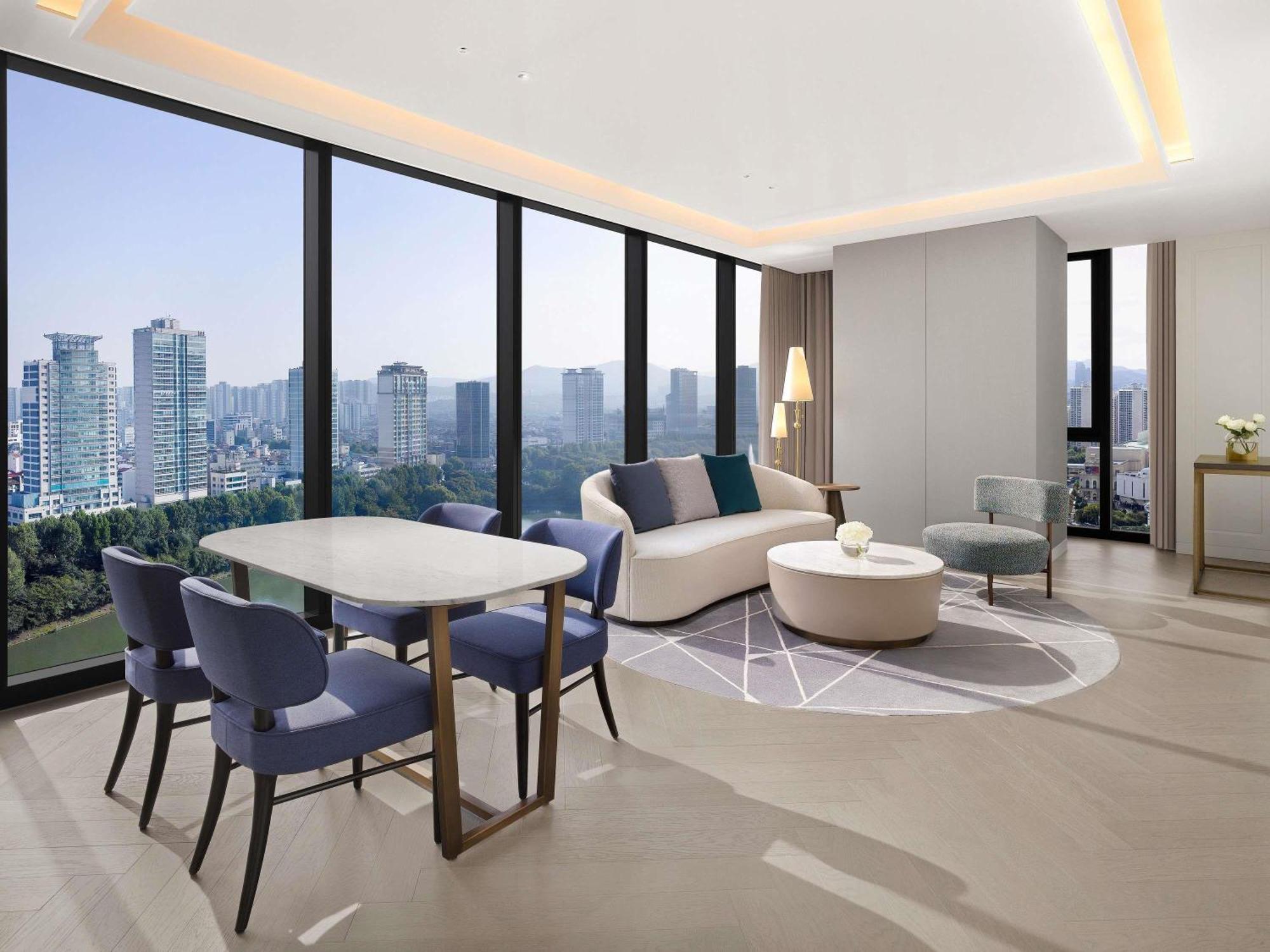 Two-Bedroom Executive King Suite with Lake View