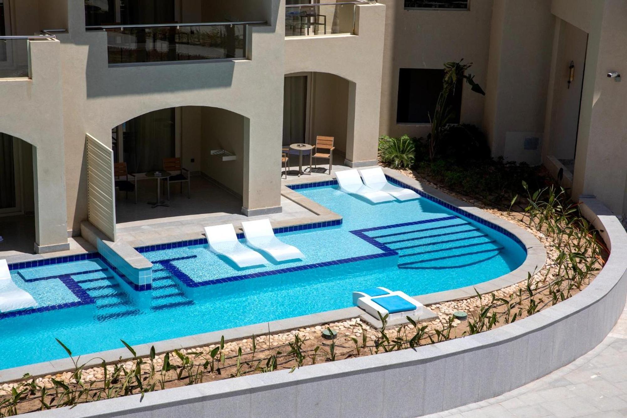 Chambre Supérieure avec Accès Direct à la Piscine (Réservée aux Adultes)