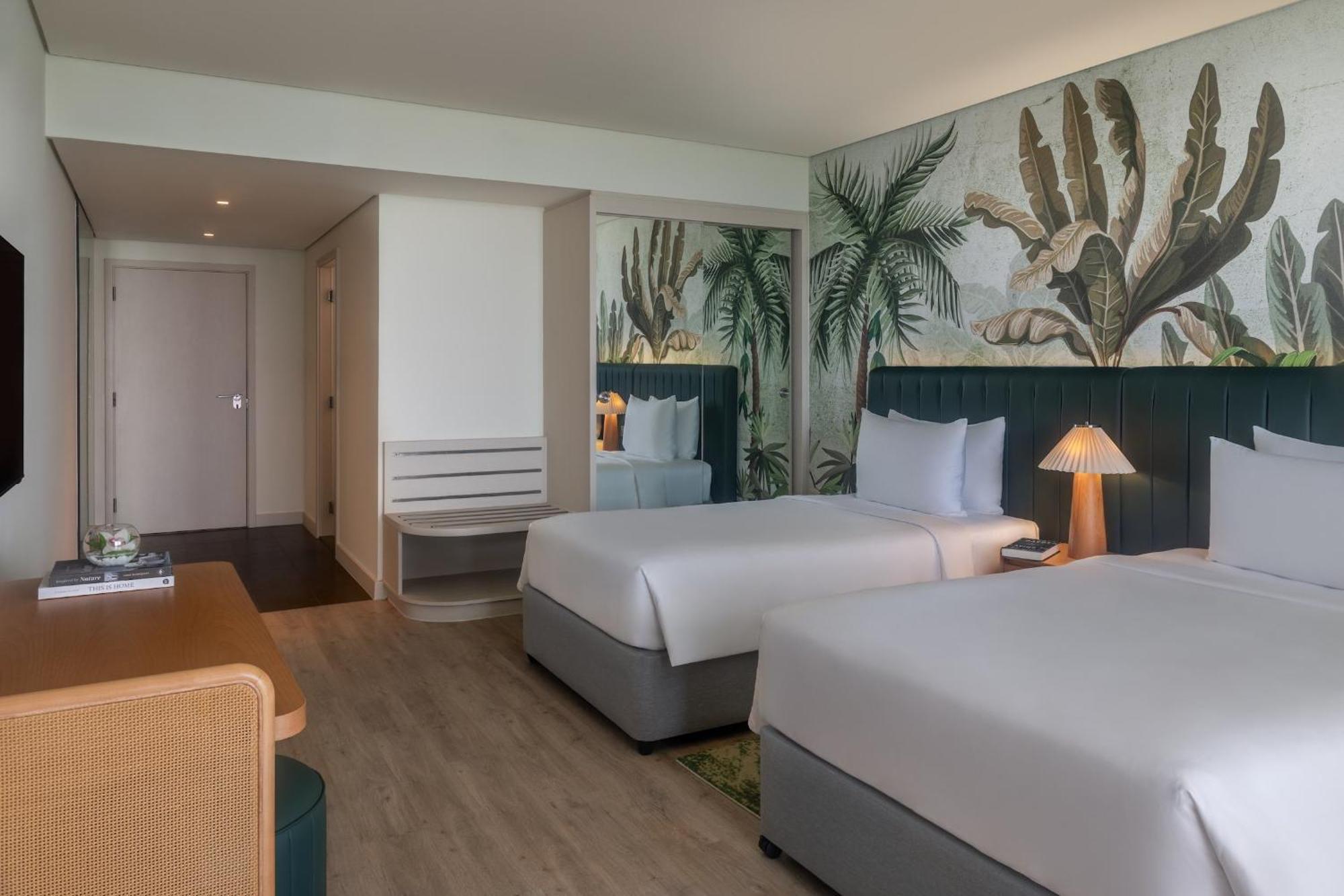 Deluxe Twin Room Plaza View Theme Park Access,1742652198:JPEG