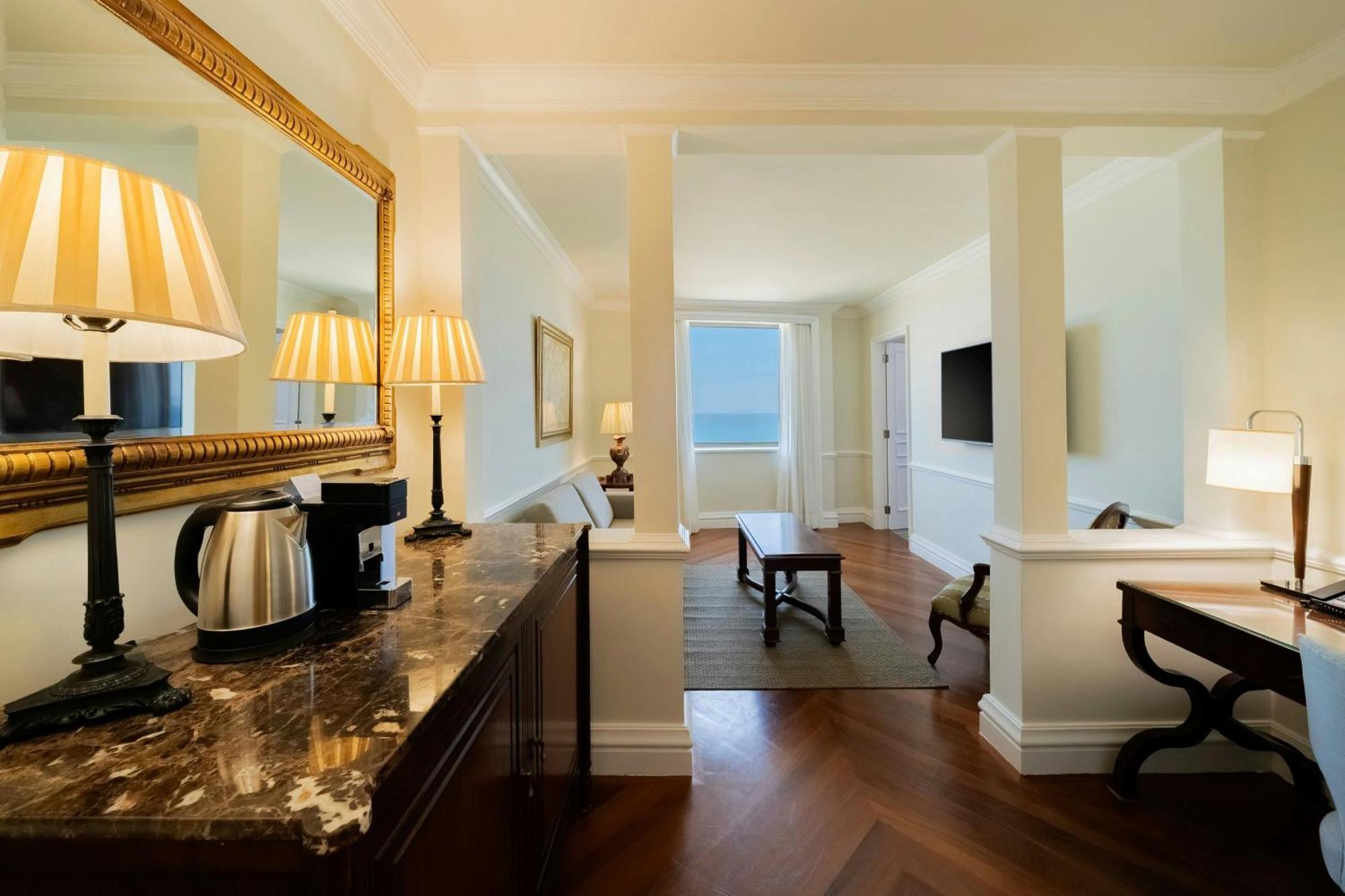 Suite Lit King-Size avec Canapé-Lit et Accès au Salon Exécutif - Vue sur Océan