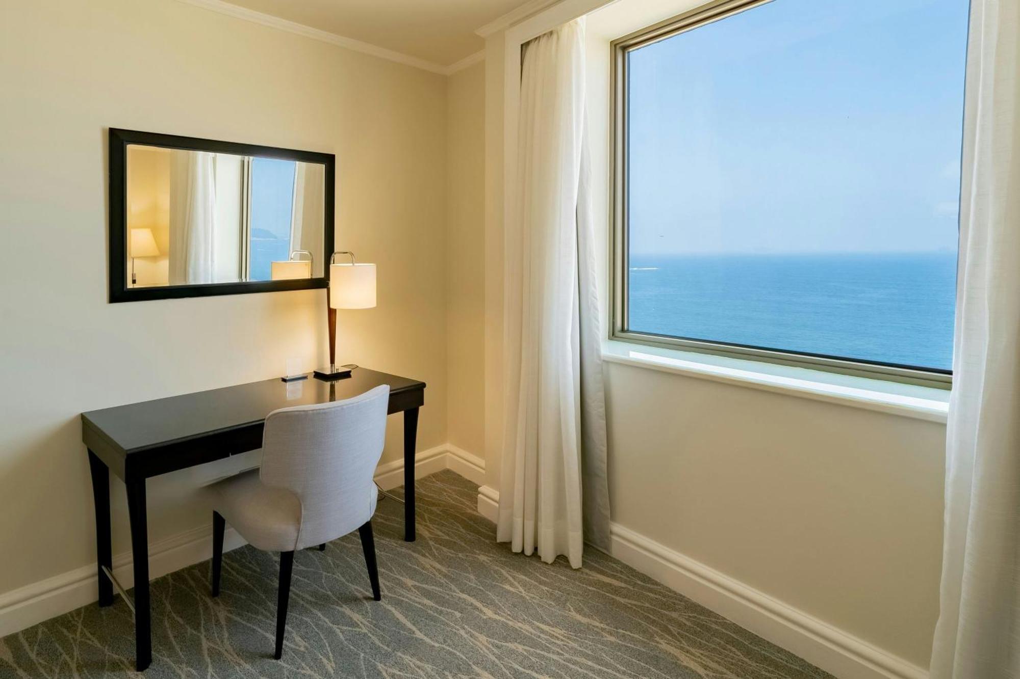 Chambre Lit King-Size avec Accès au Salon Exécutif - Vue sur Océan