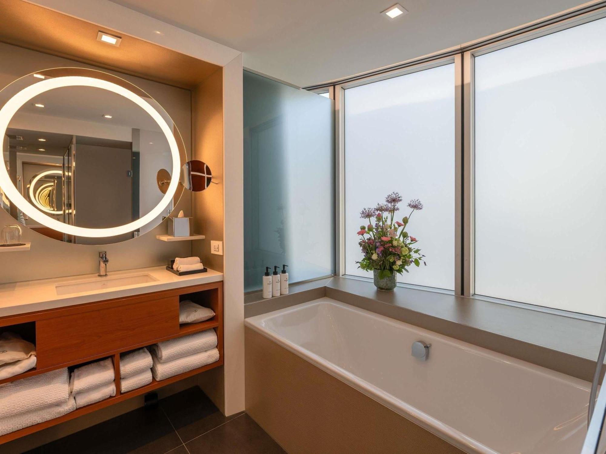 Junior Suite King Bed Working Space