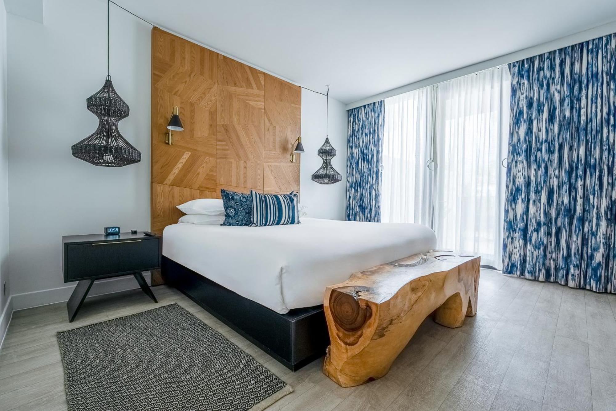 Deluxe Accessible Room - King Bed