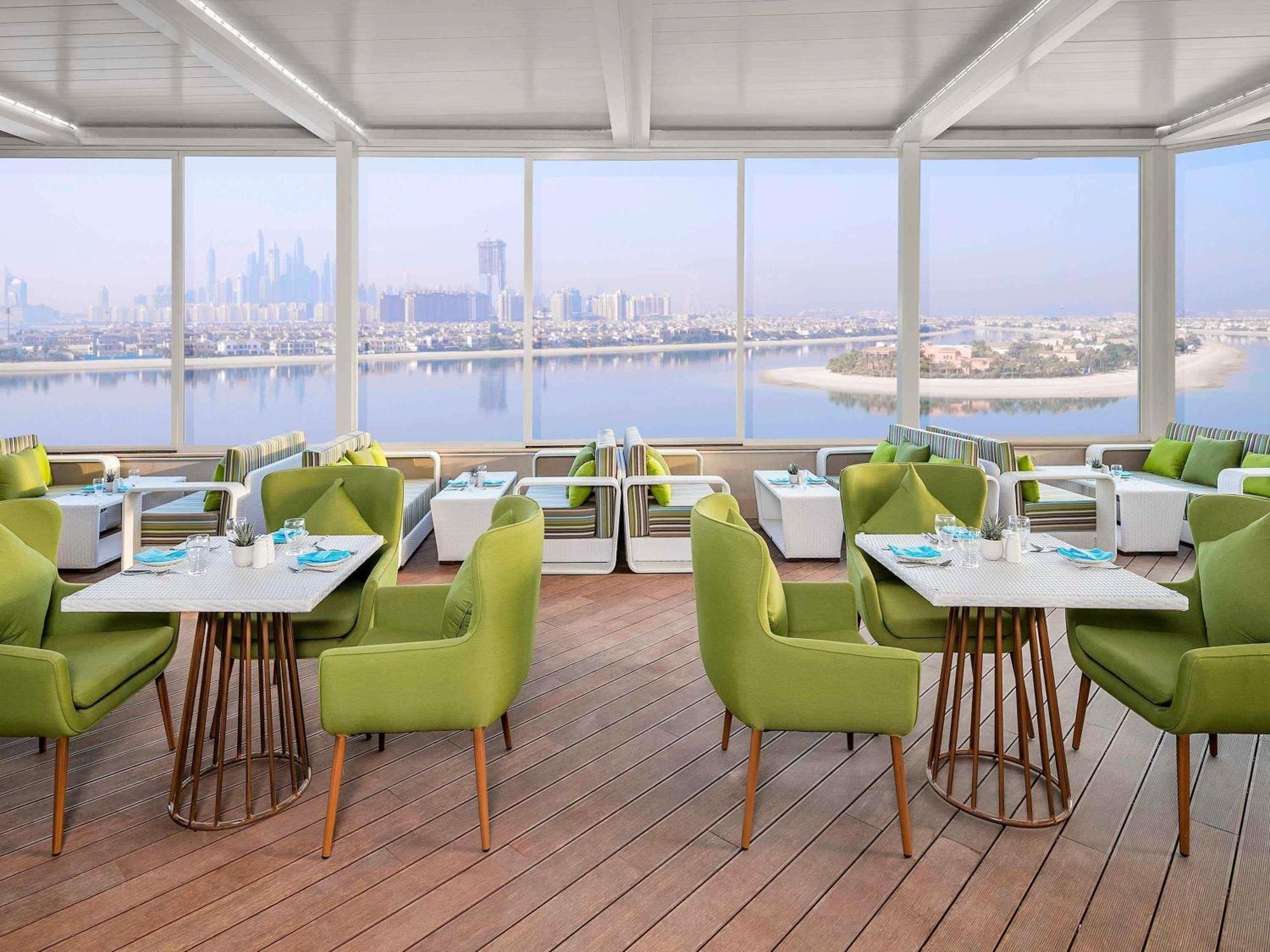 Suite Deluxe 1 chambre avec Balcon - Vue Partielle sur Mer - Accès au Salon Club