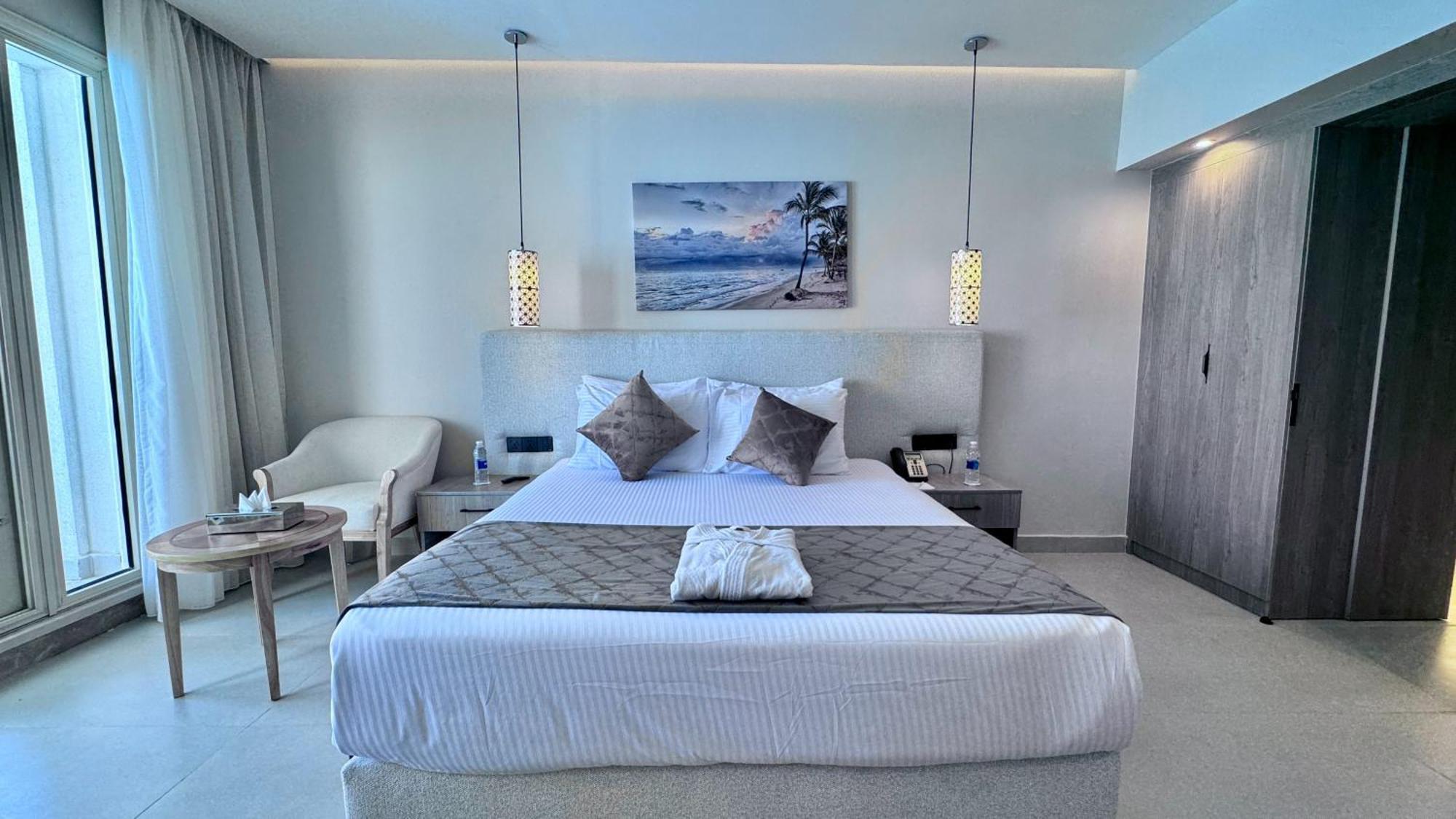 Chambre Double ou Lits Jumeaux - Vue sur Piscine