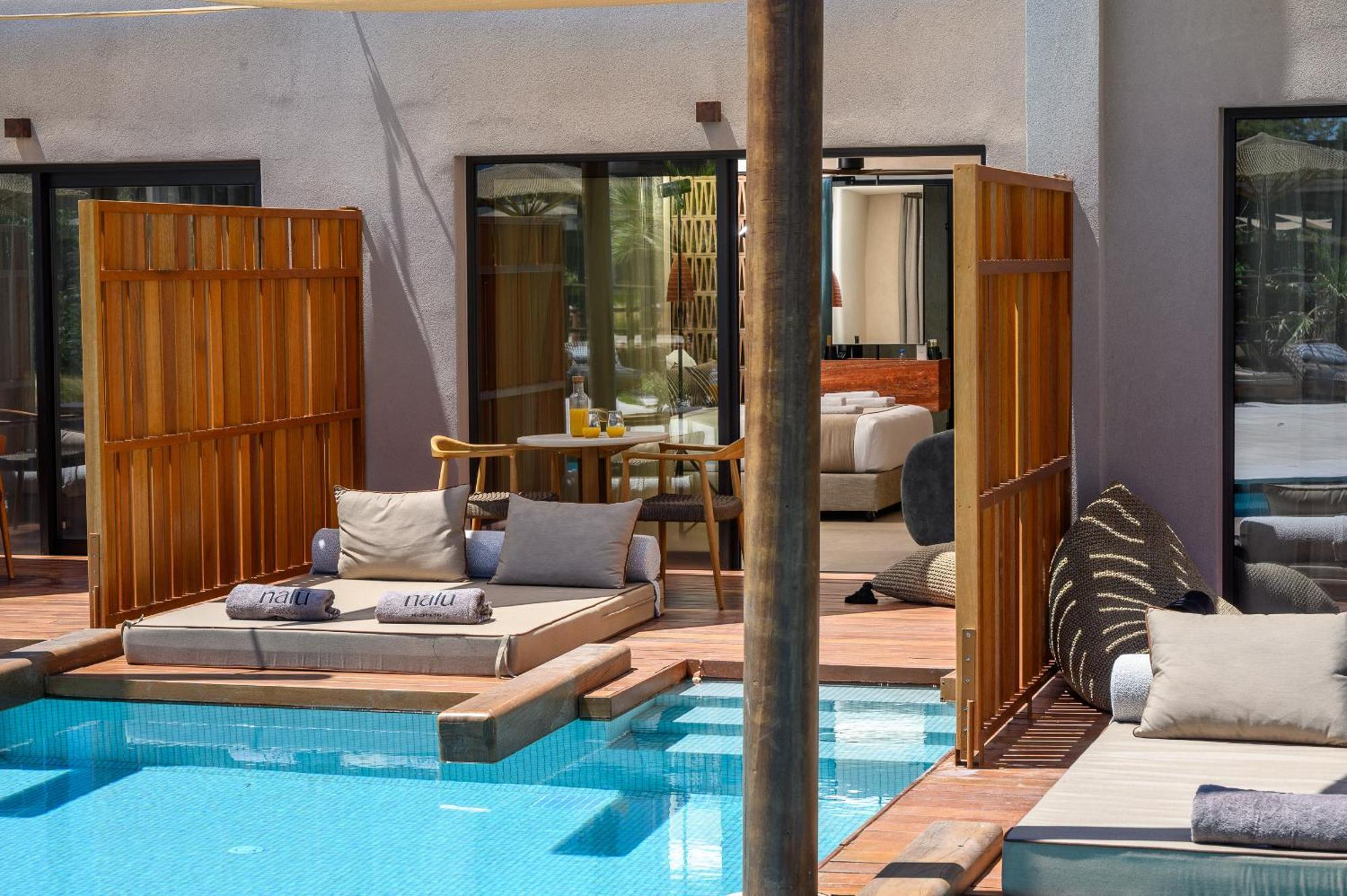 Chambre de Luxe - Accès Direct à la Piscine