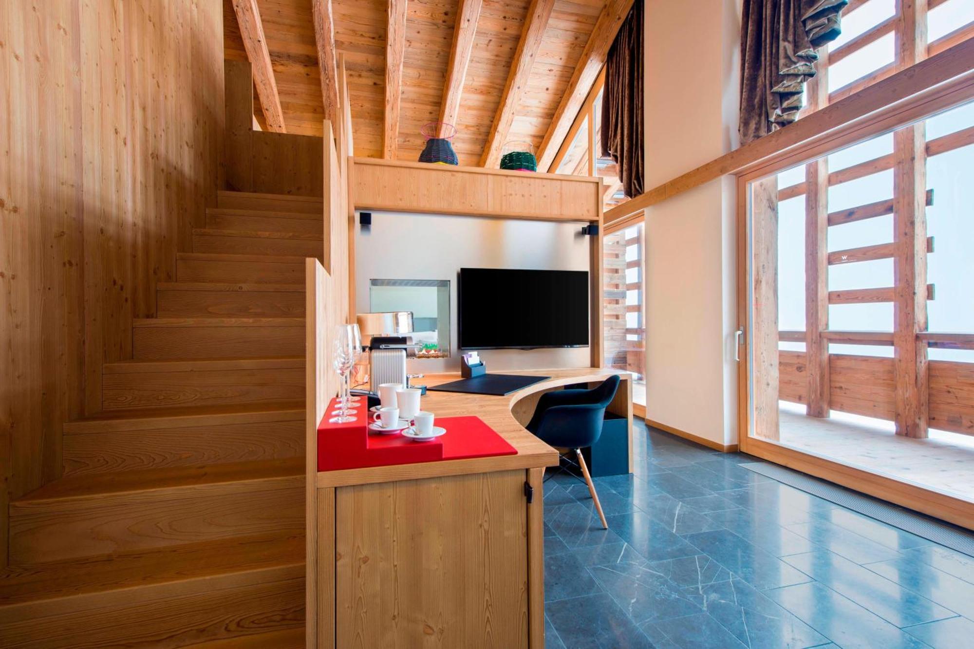 Supreme Bi-Level King Suite with Sofa Bed and Mountain View