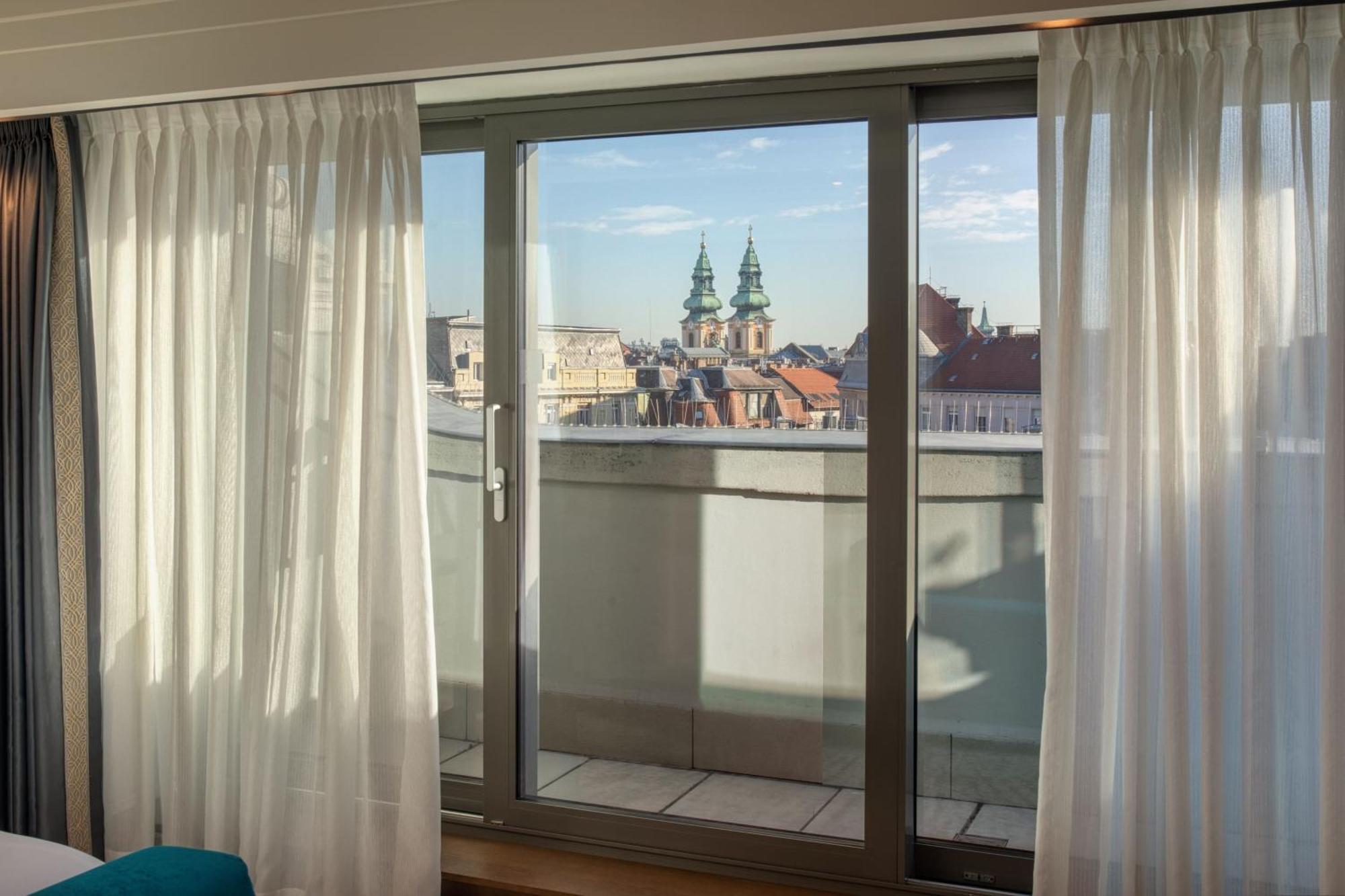 Chambre Lit King-Size avec Balcon - Vue sur Ville