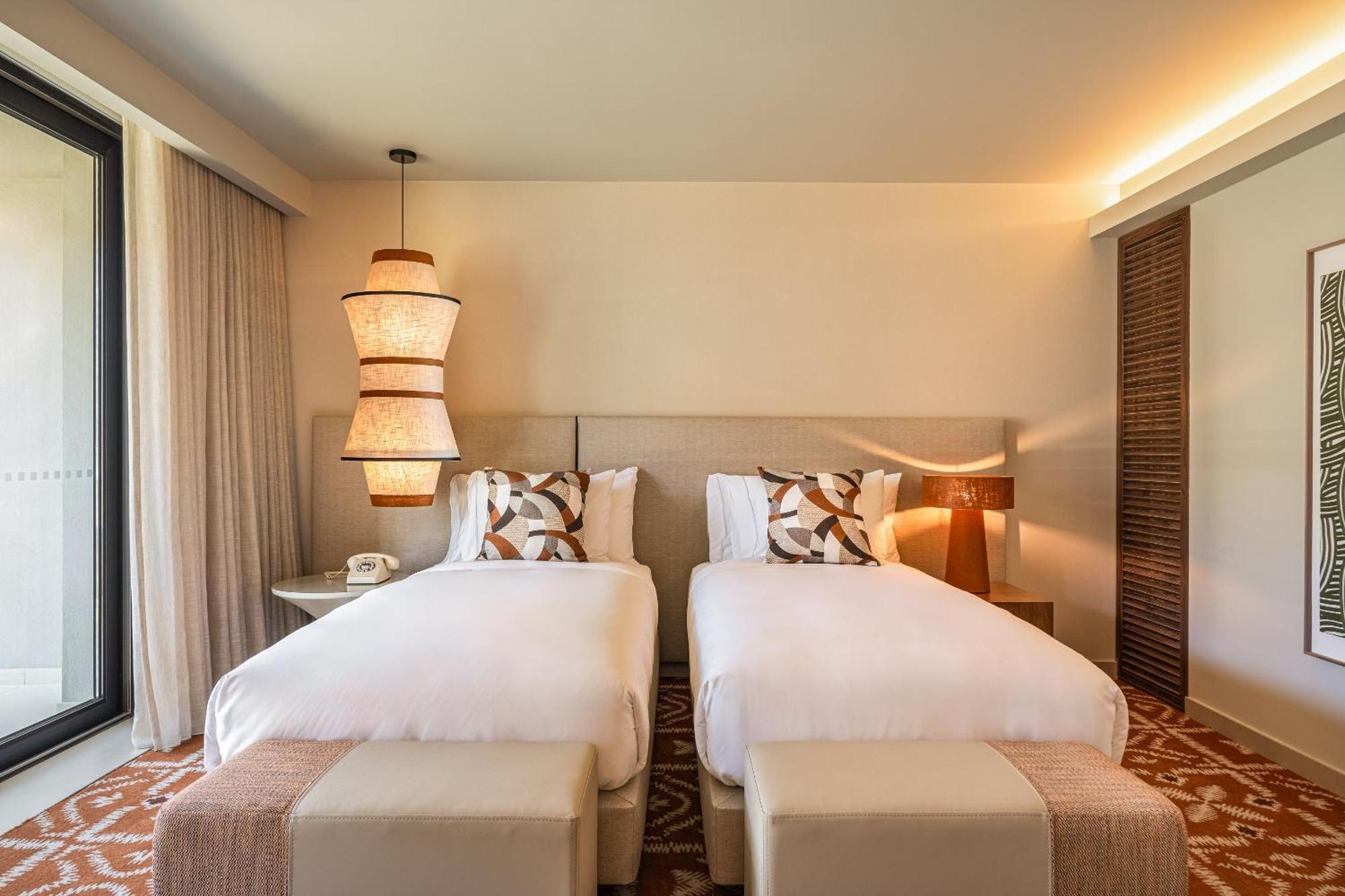 Chambre Lits Jumeaux Premium avec 2 Lits Jumeaux et Balcon - Vue sur Complexe Hôtelier