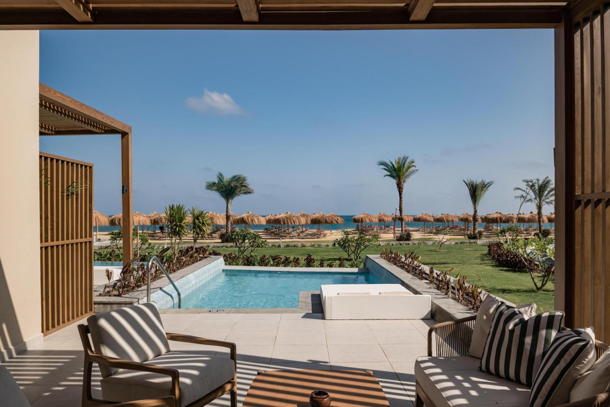 Suite Exécutive avec Lit Queen-Size - Accès Direct à la Piscine - Vue sur Mer