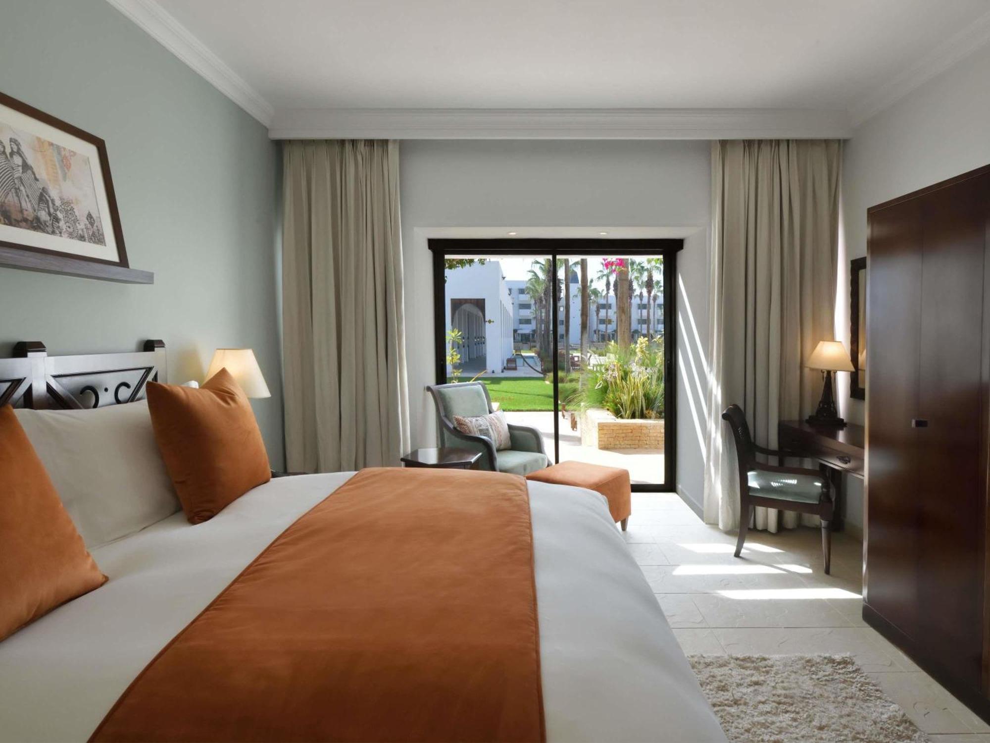 Chambre Lit King-Size de Luxe avec Terrasse - Vue sur Piscine