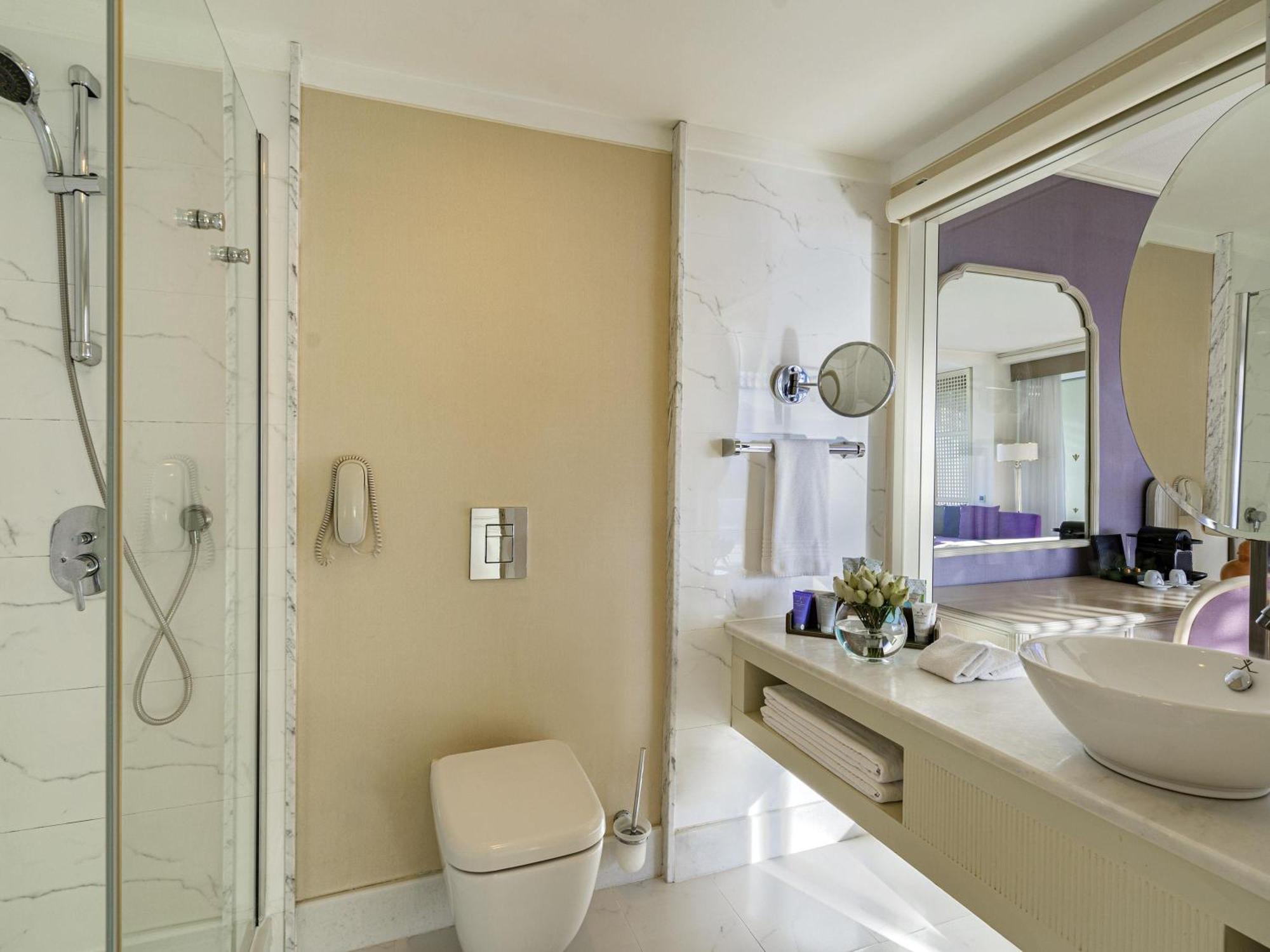 Chambre Double Confort avec 2 Canapés-Lits - Vue sur Ville