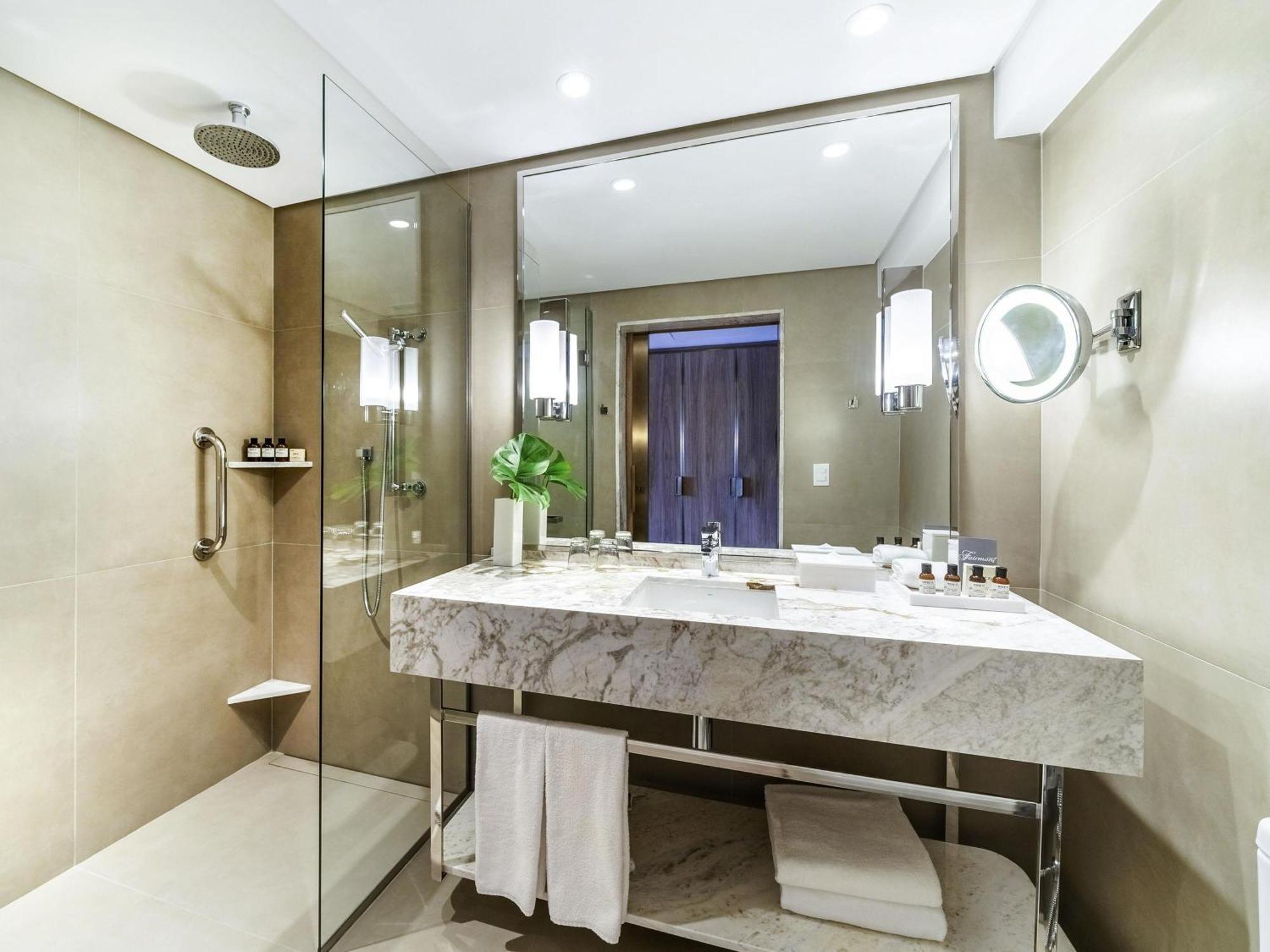 Chambre Lits Jumeaux Fairmont Gold - Vue sur Ville