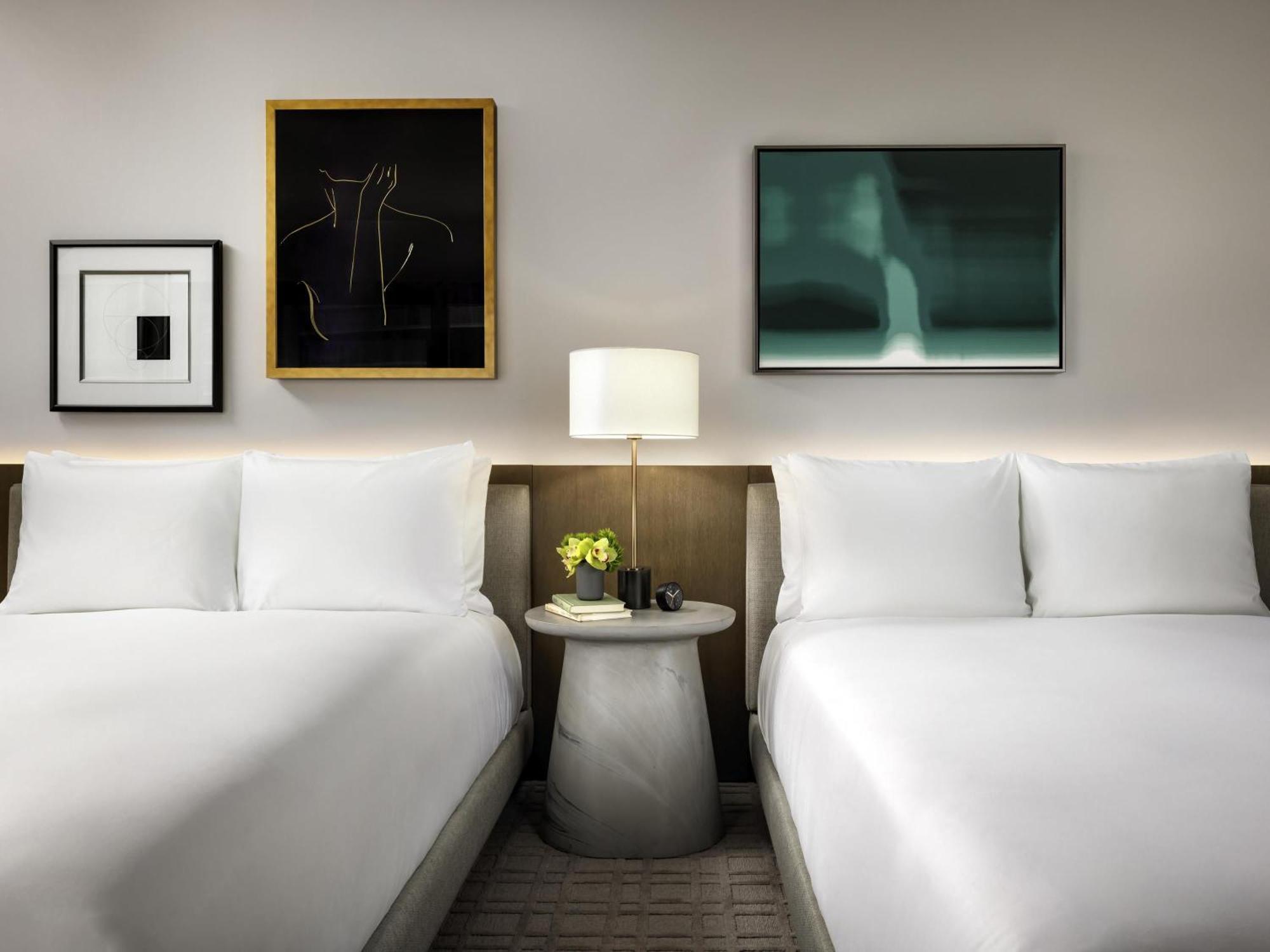 Chambre 2 Lits Queen-Size Fairmont Gold avec Douche Accessible en Fauteuil Roulant - Adaptée aux Personnes à Mobilité Réduite/Malentendantes