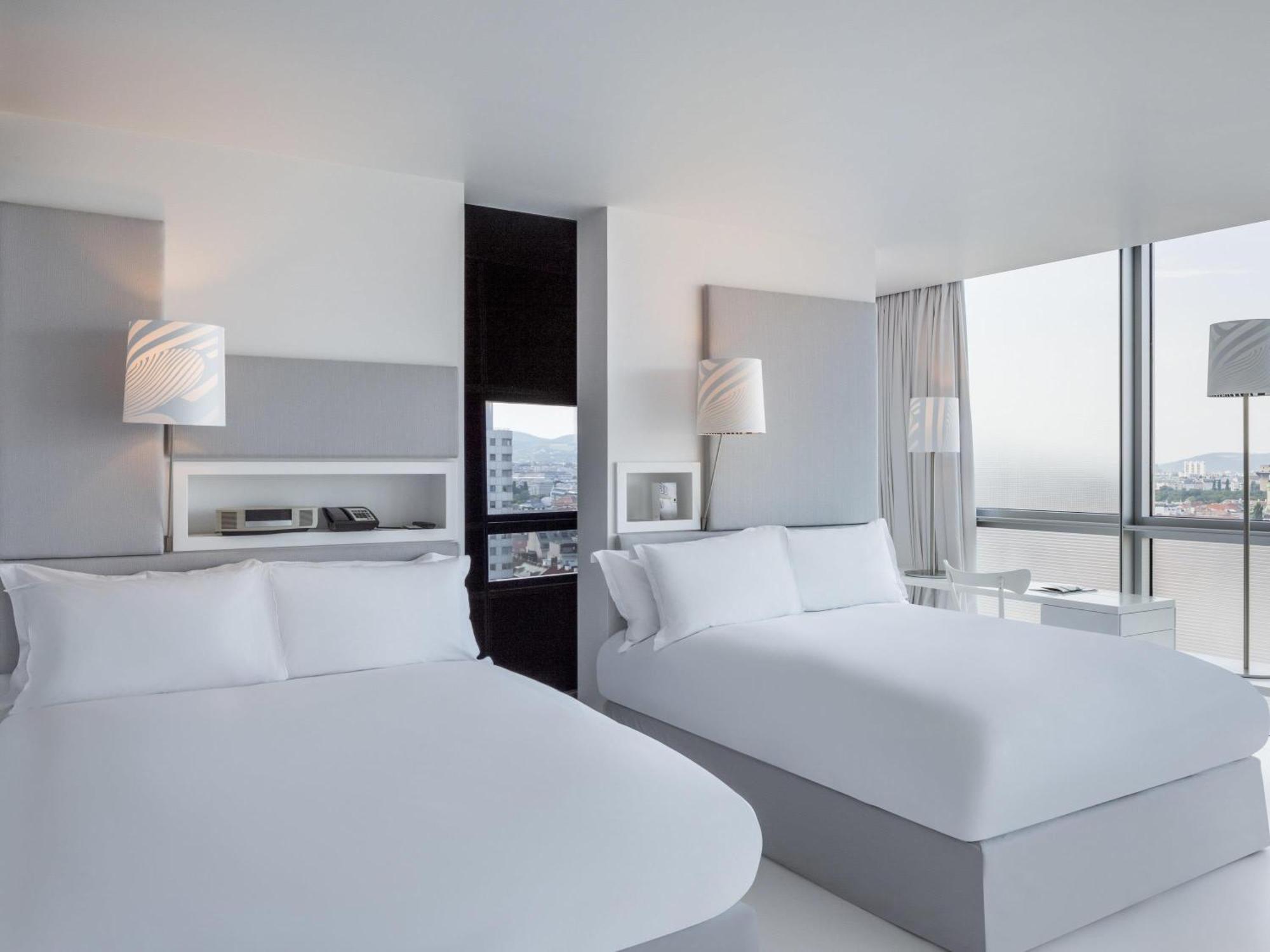 Corner Queen Room with Two Queen Beds and Ferris Wheel View