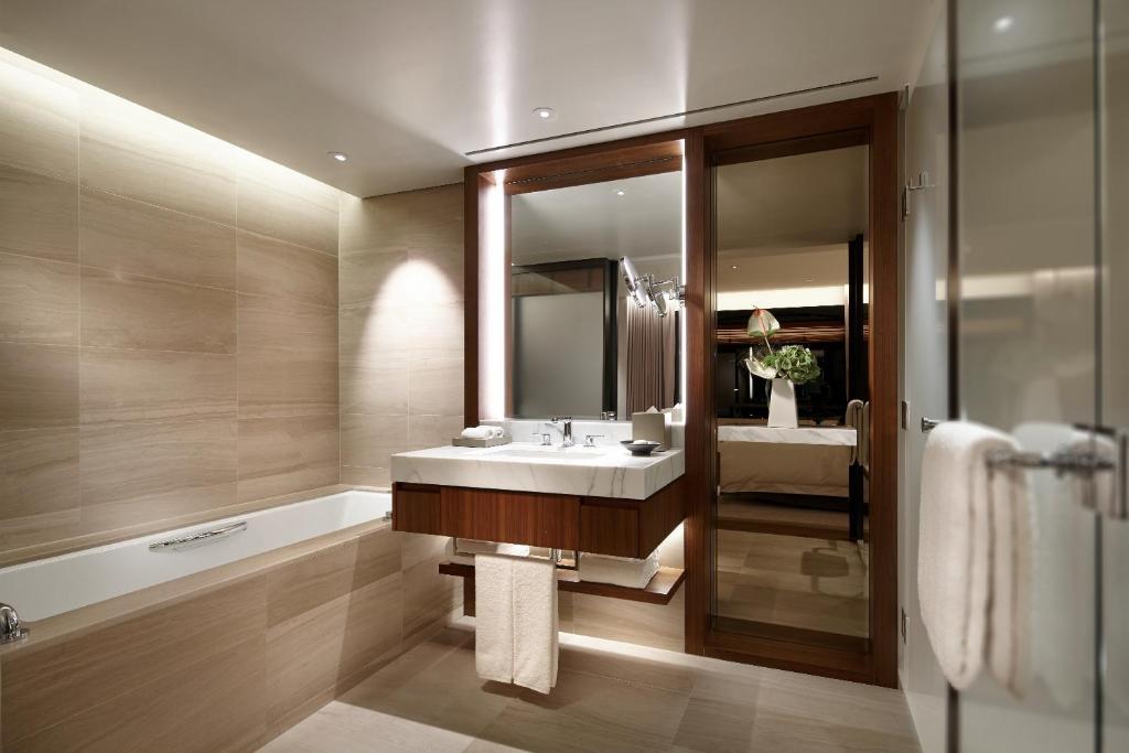 Deluxe Double Room Indoor Pool Access Only,61107037:JPEG
